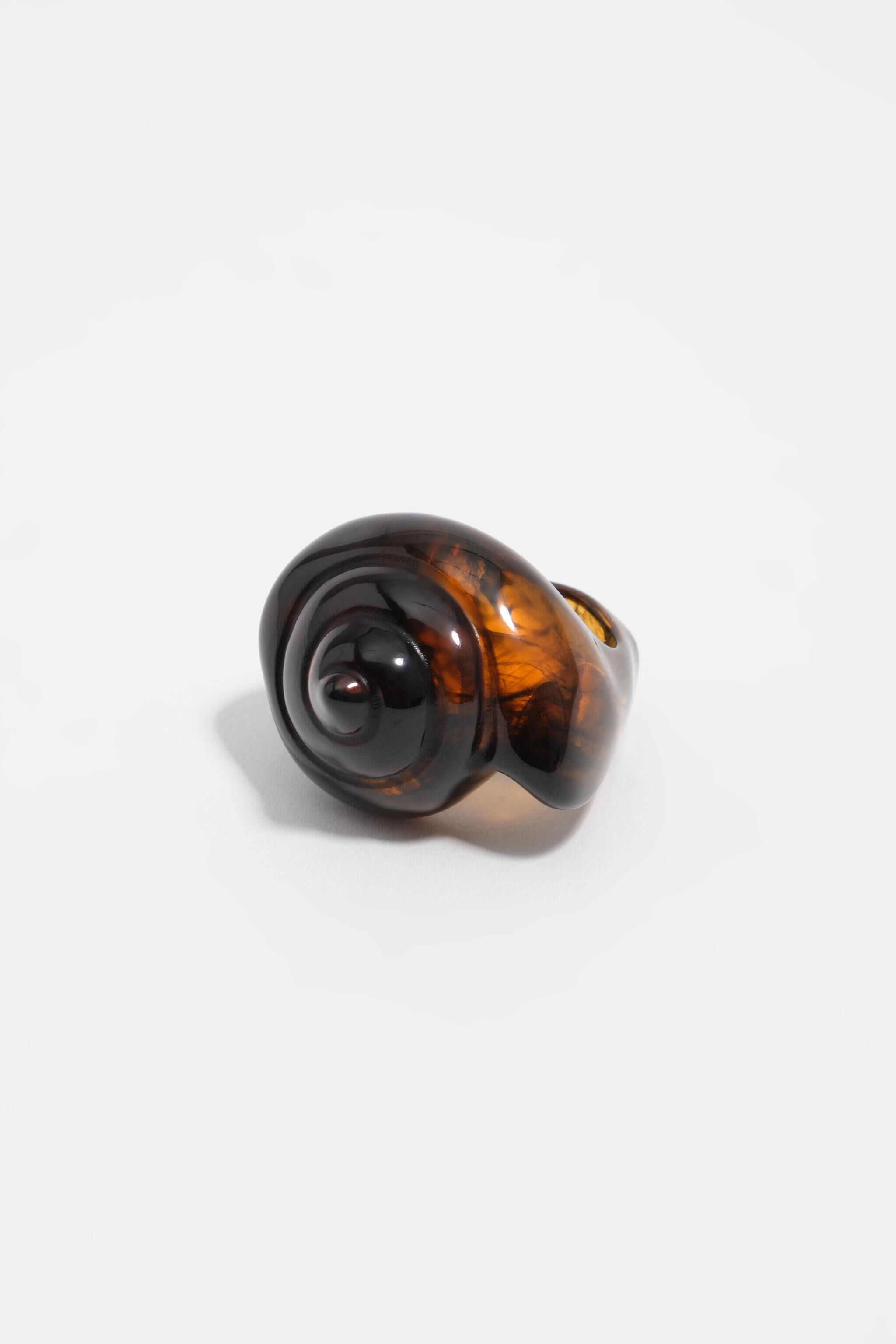 Anillo de concha de resina ámbar
