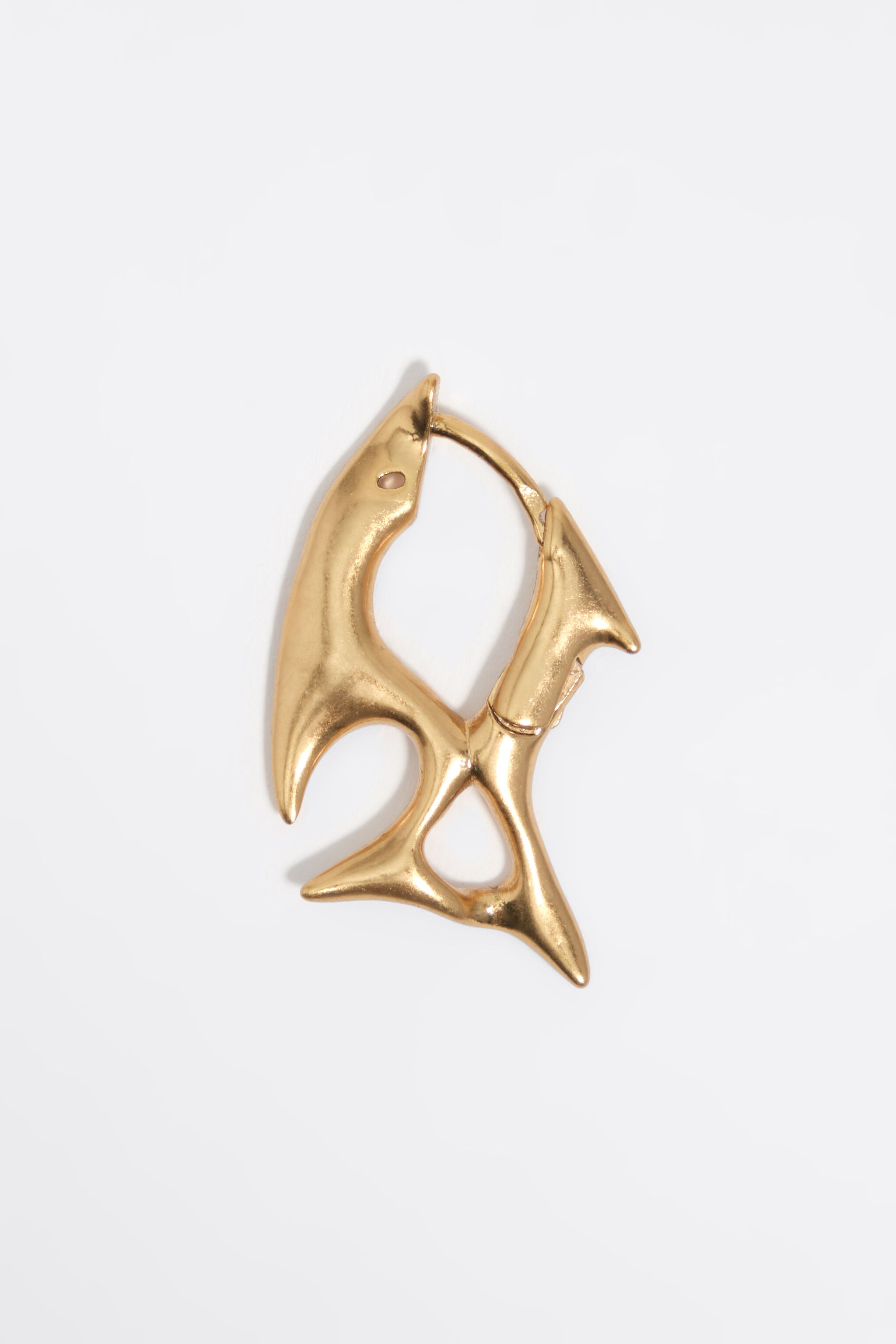 Aretes de aro dorado con forma de pez