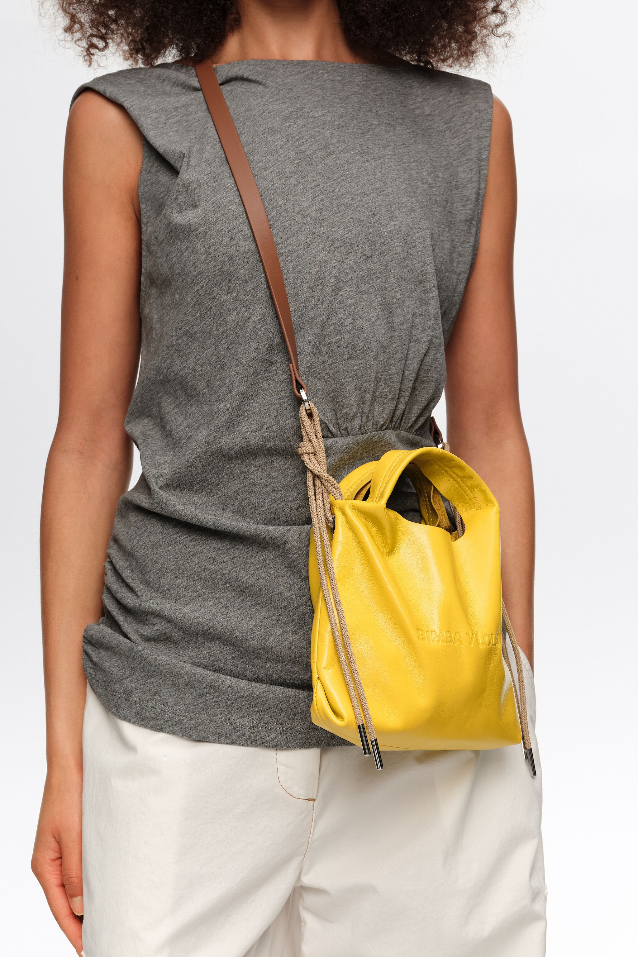 Bolso bandolera de cuero amarillo mini
