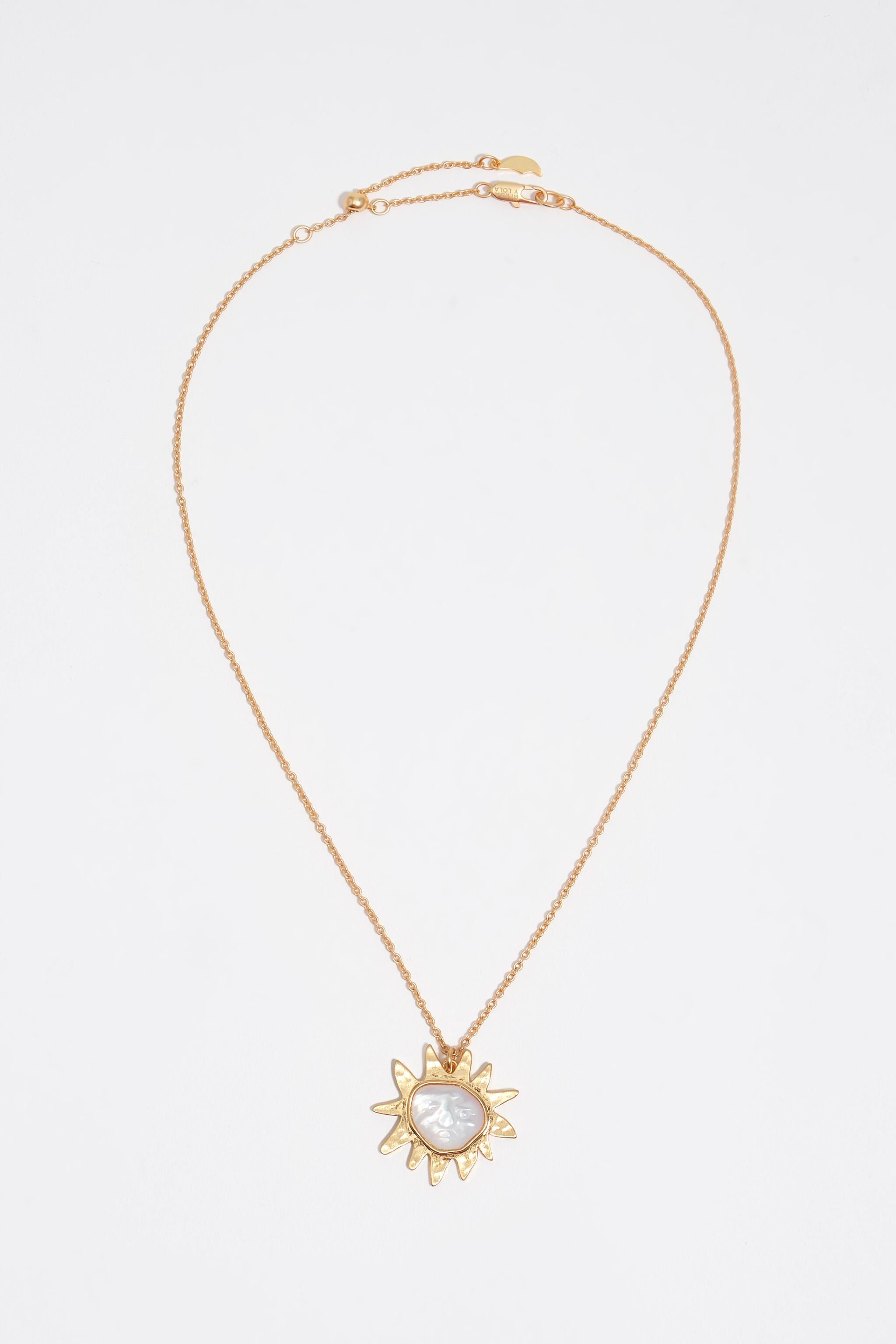 Collar de sol de madreperla con acabado dorado cepillado