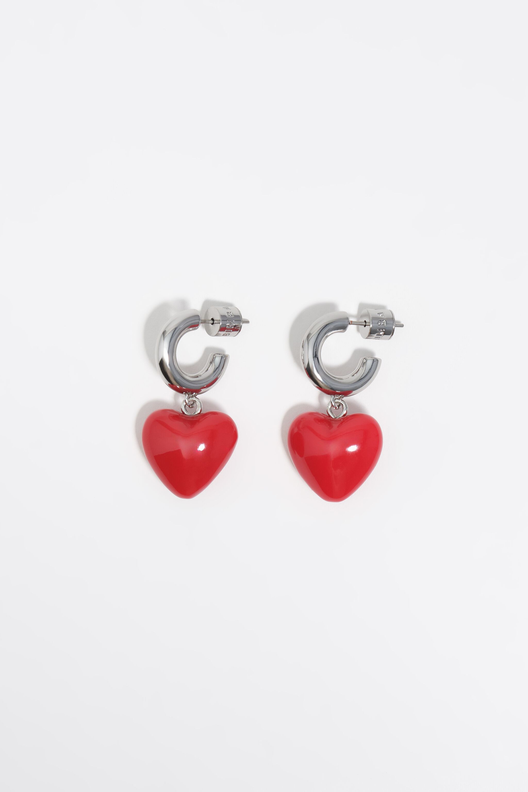 Aretes de aro plateado y corazón rojo