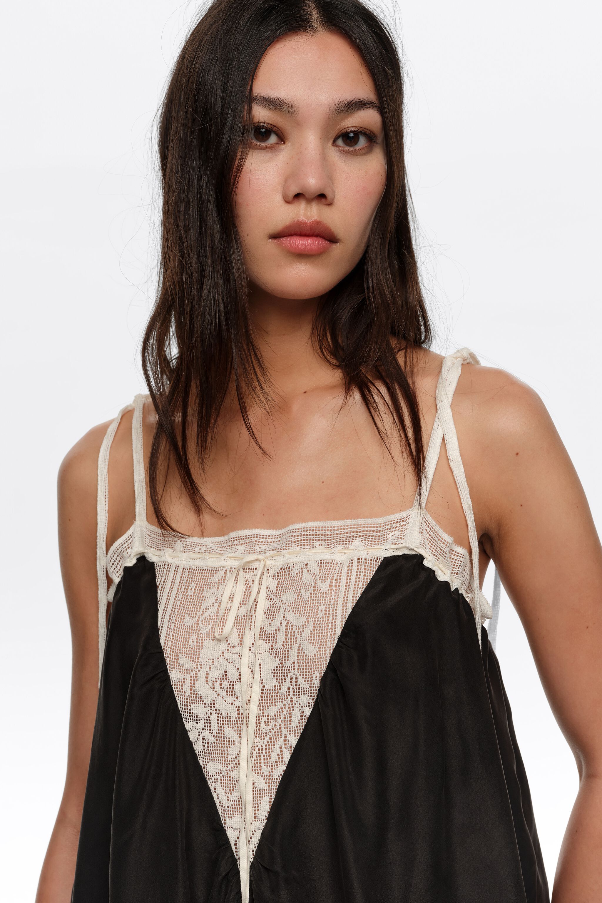 Top de encaje de seda negro