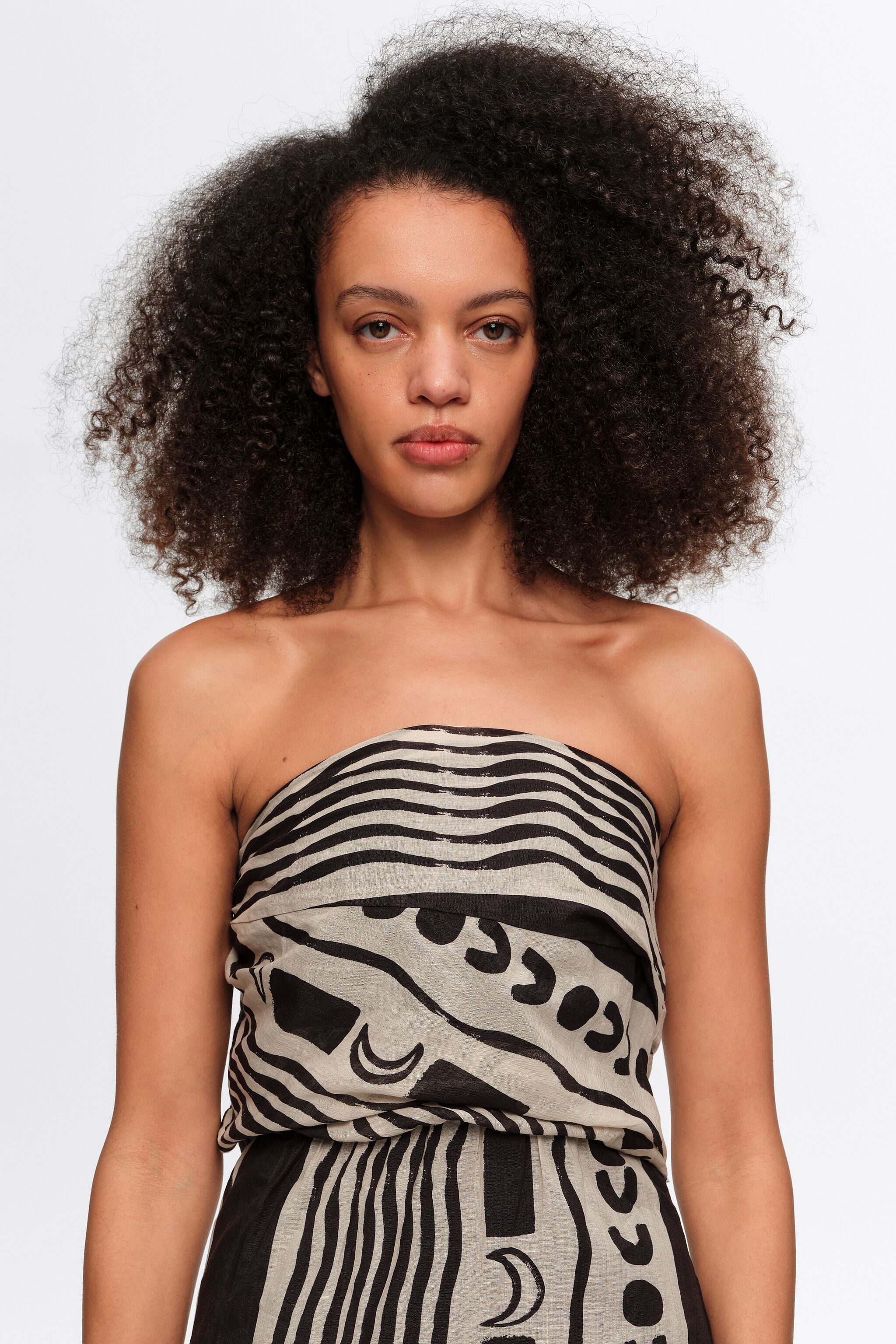 Vestido blanco sin tirantes con rayas lunares