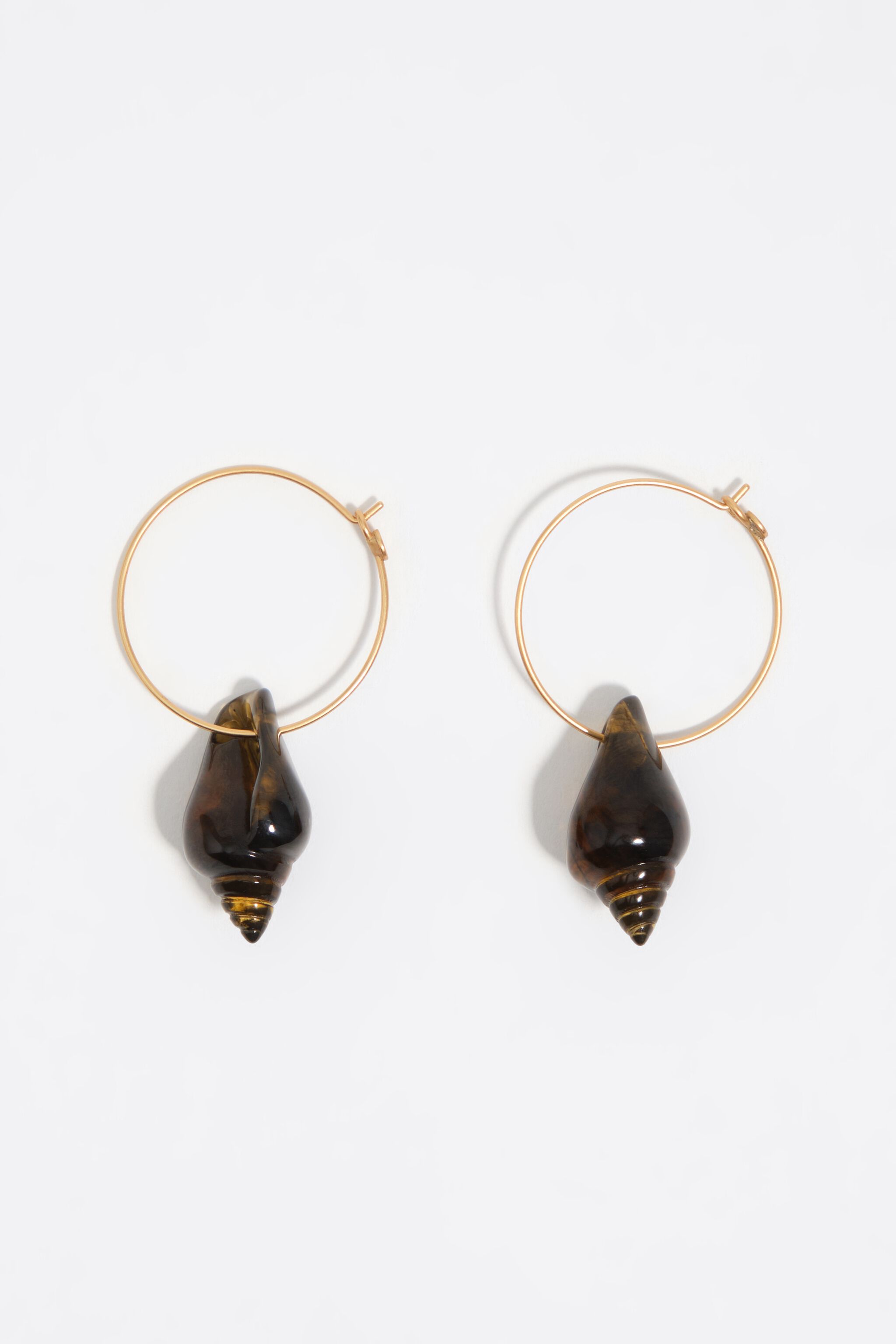 Aretes de aro con concha de resina ámbar