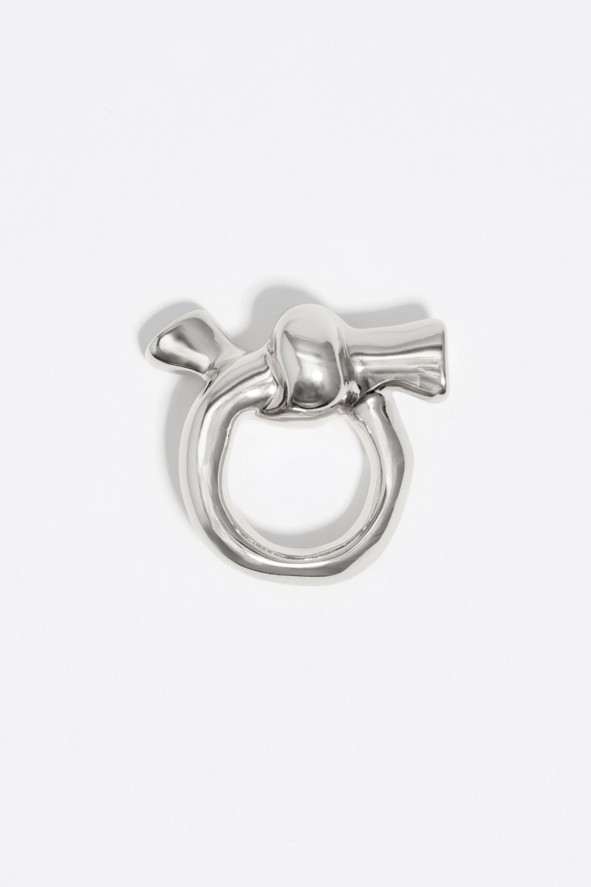 Anillo para bufanda con nudo de plata