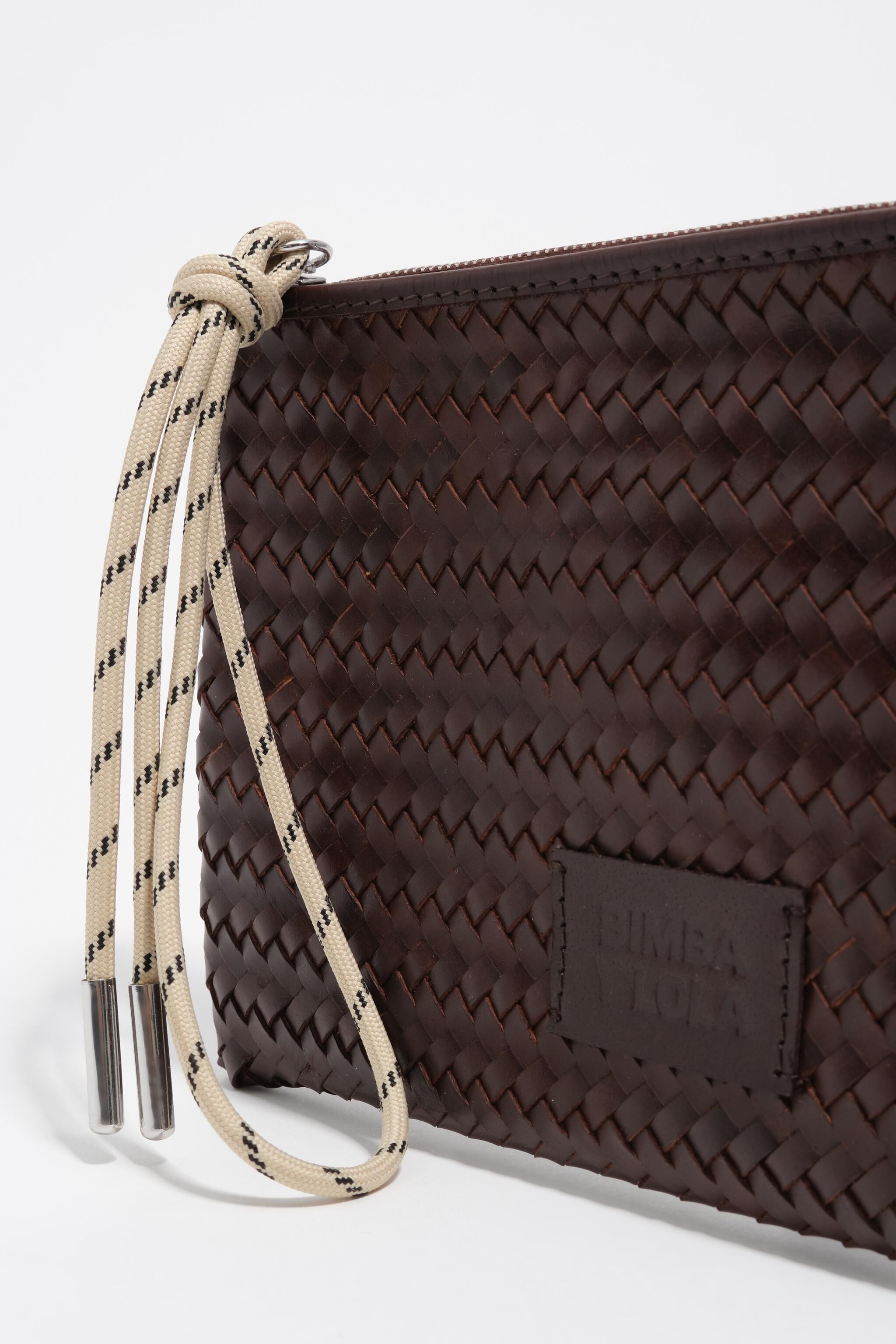 Clutch de cuero marrón oscuro mediano con cremallera