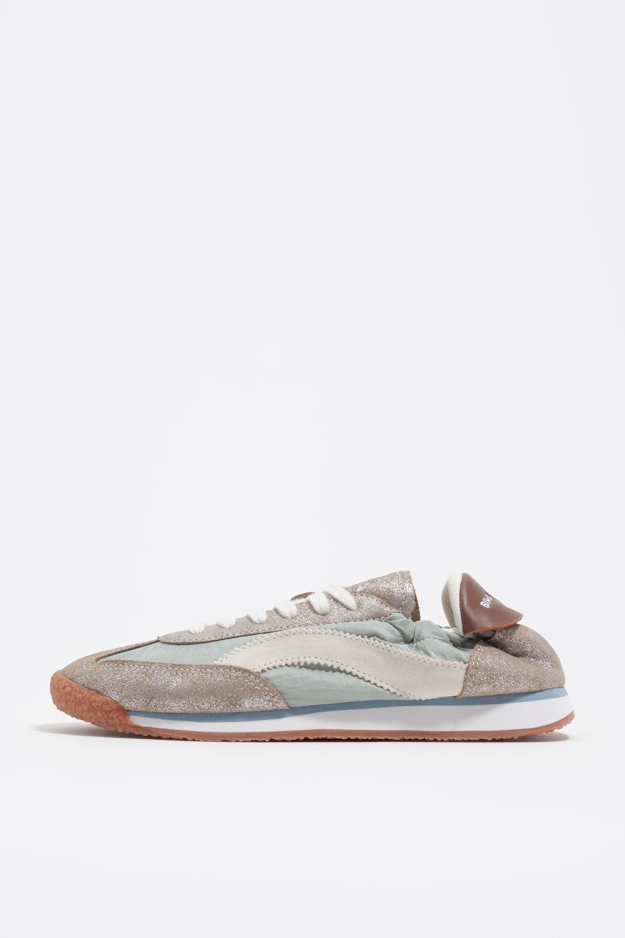 Zapatilla 13 06 de ante metálico y nylon verde