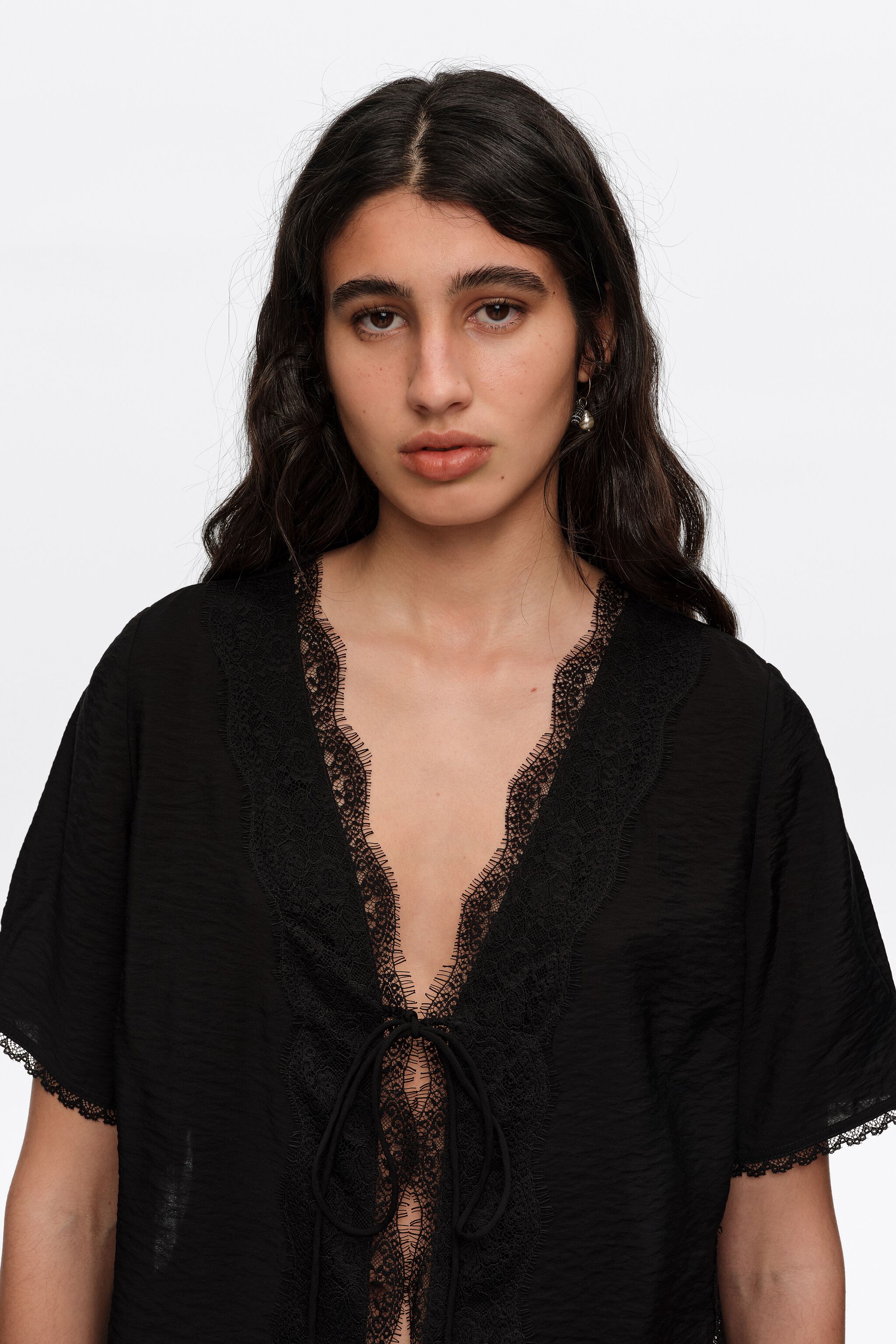 Camisa negra con cordones y encaje