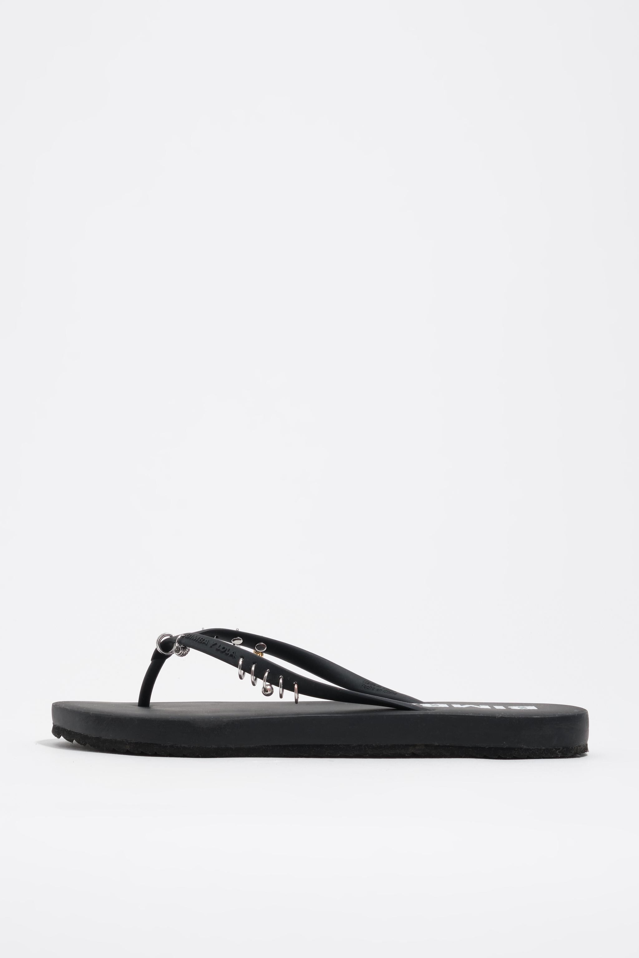 Chancleta negra con perforaciones