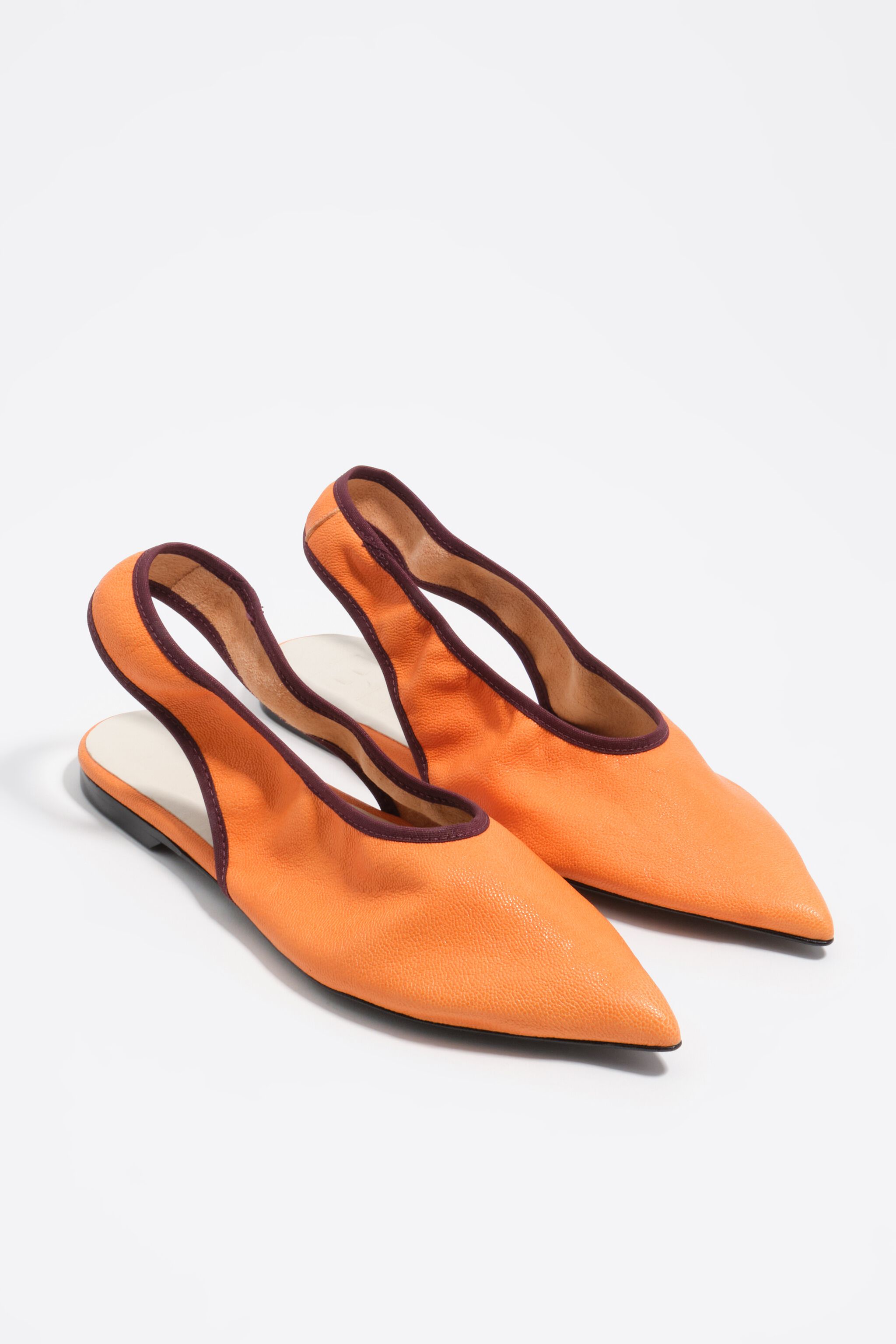 Bailarina de cuero naranja con correa