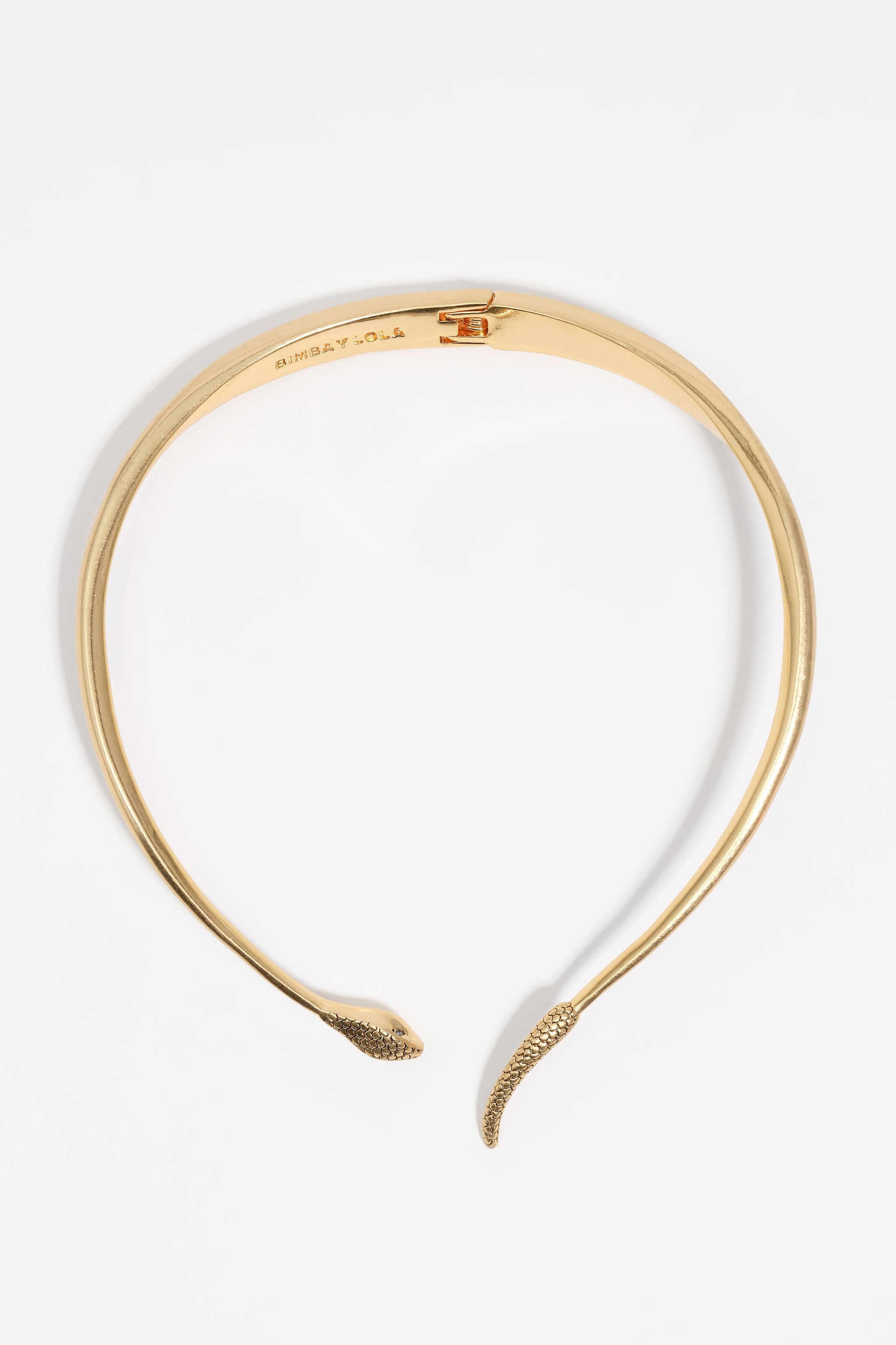 Collar de serpiente rígido con textura dorada