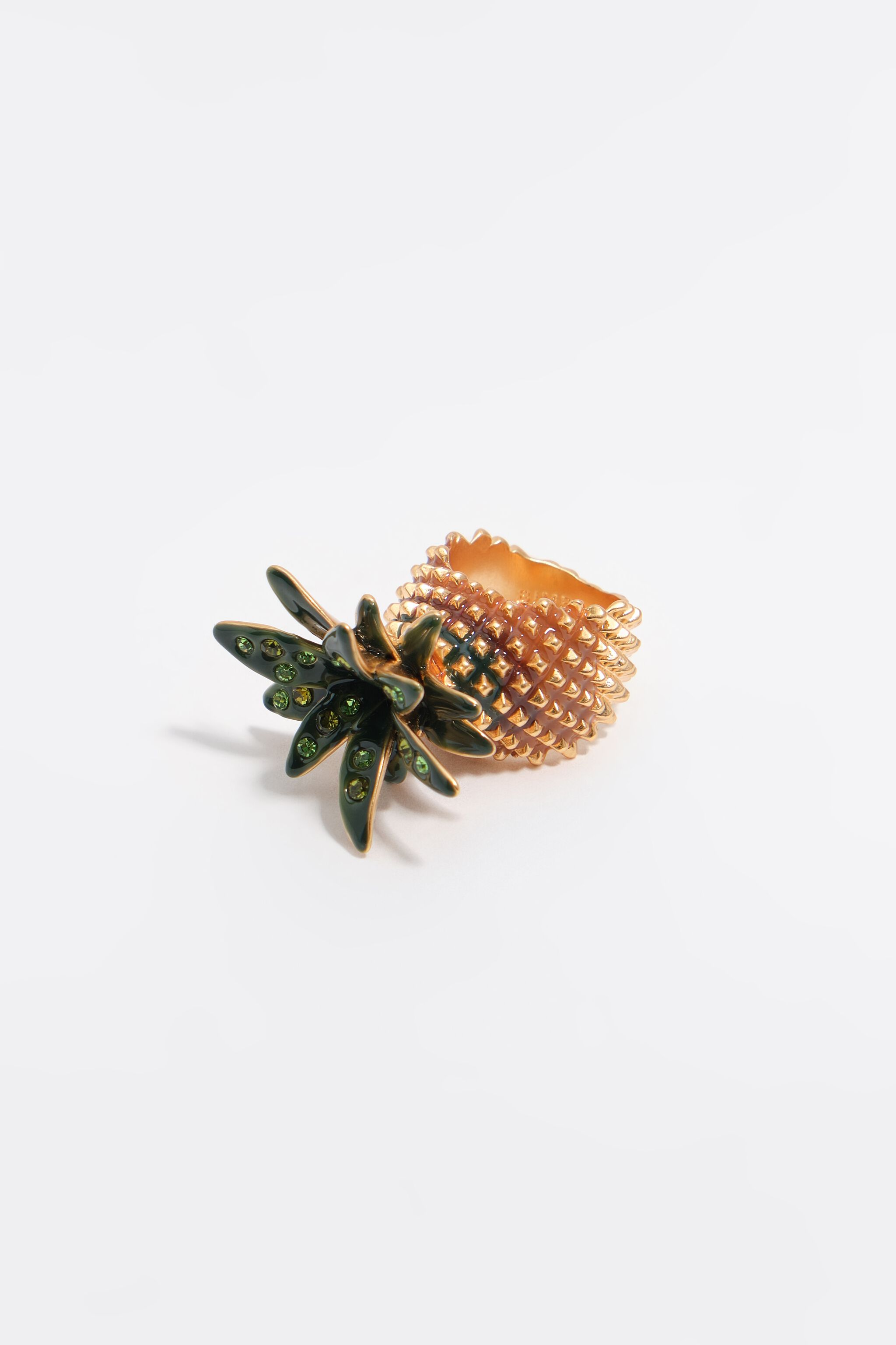 Anillo de piña dorado