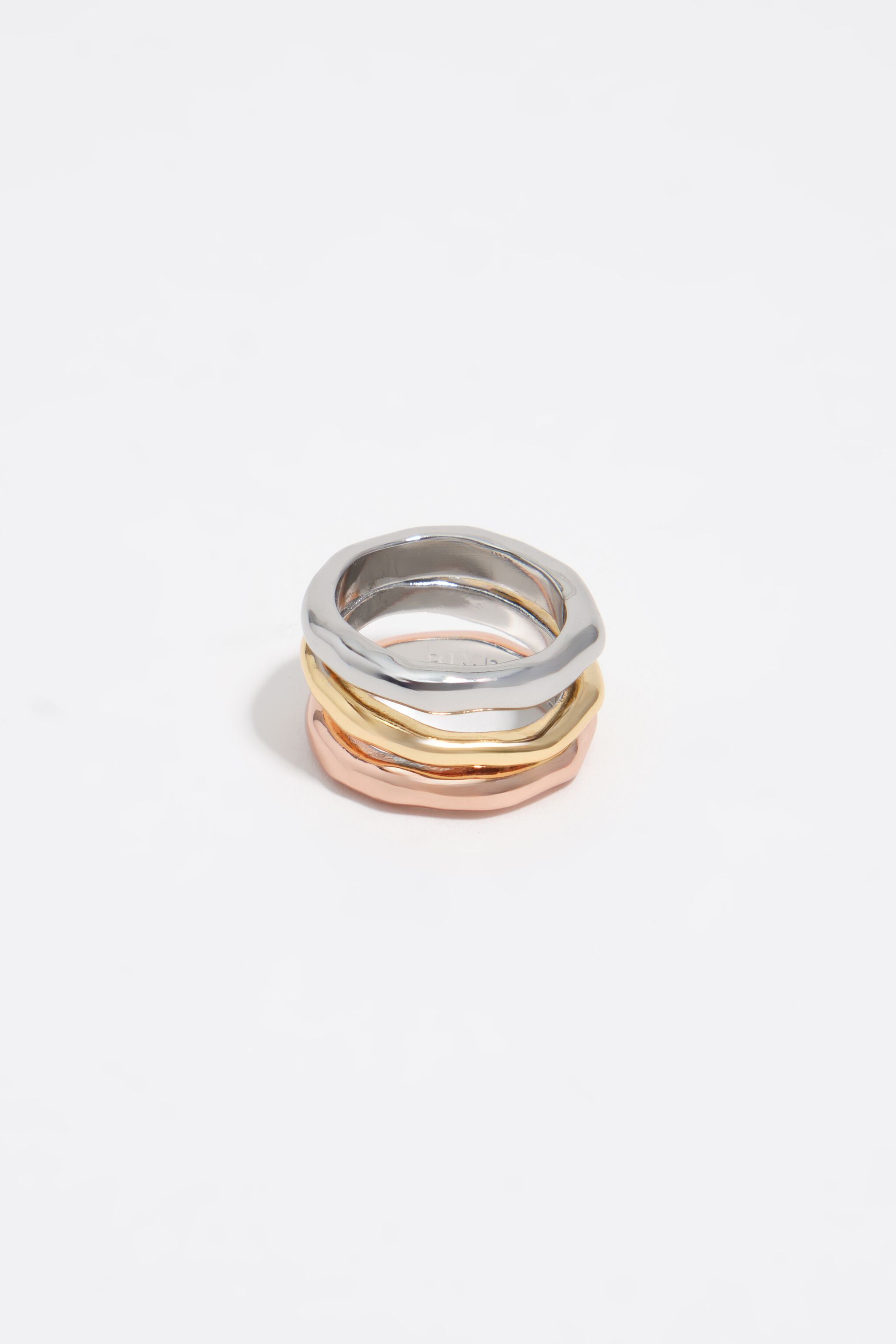 Anillo de bandas texturizadas en tres tonos