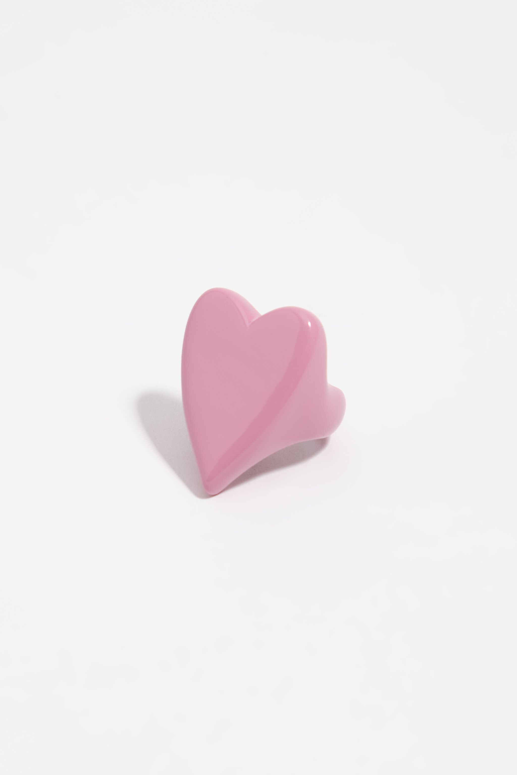 Anillo de corazón lacado rosa