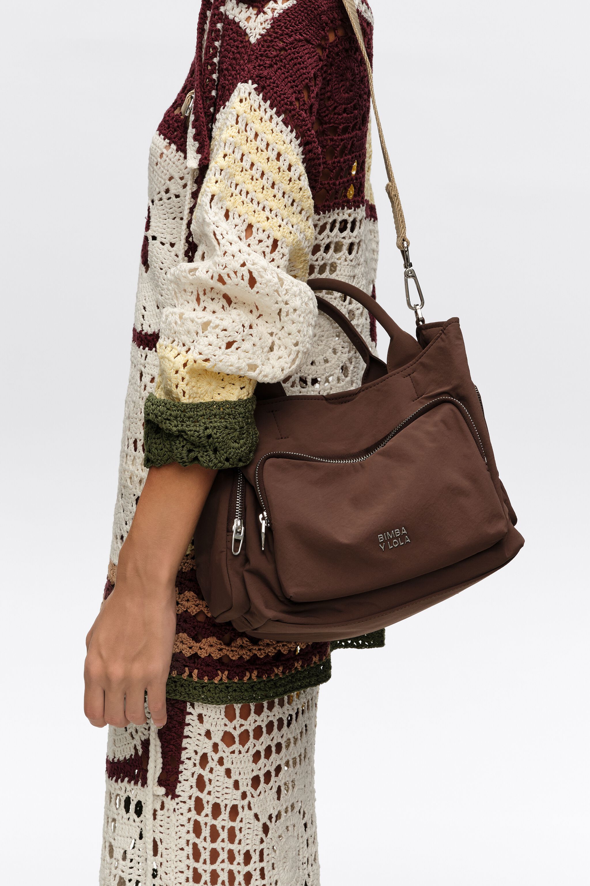 Bolso cruzado de nylon marrón oscuro grande