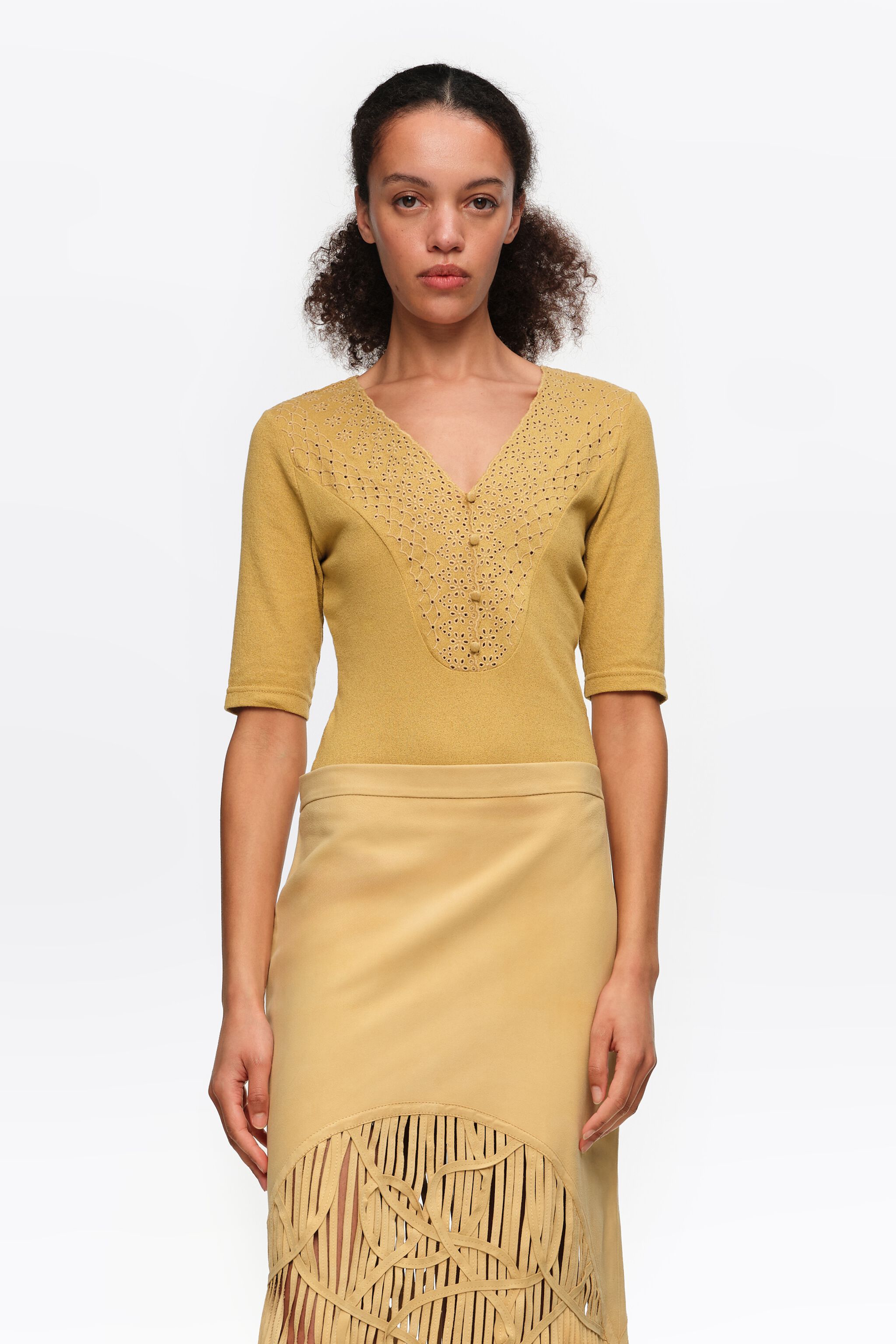 Mono con bordado de mostaza