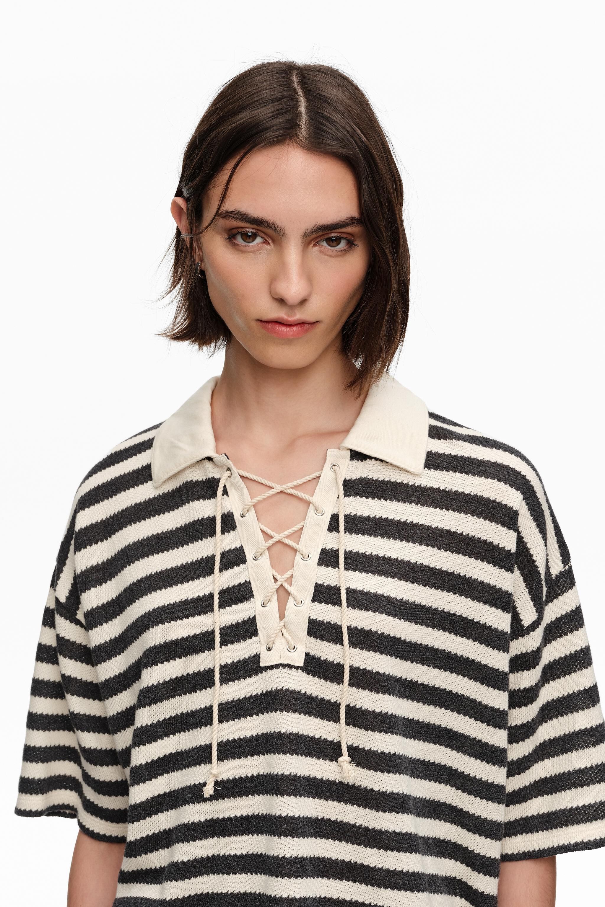 Camiseta negra con rayas y cuello de polo ajustable