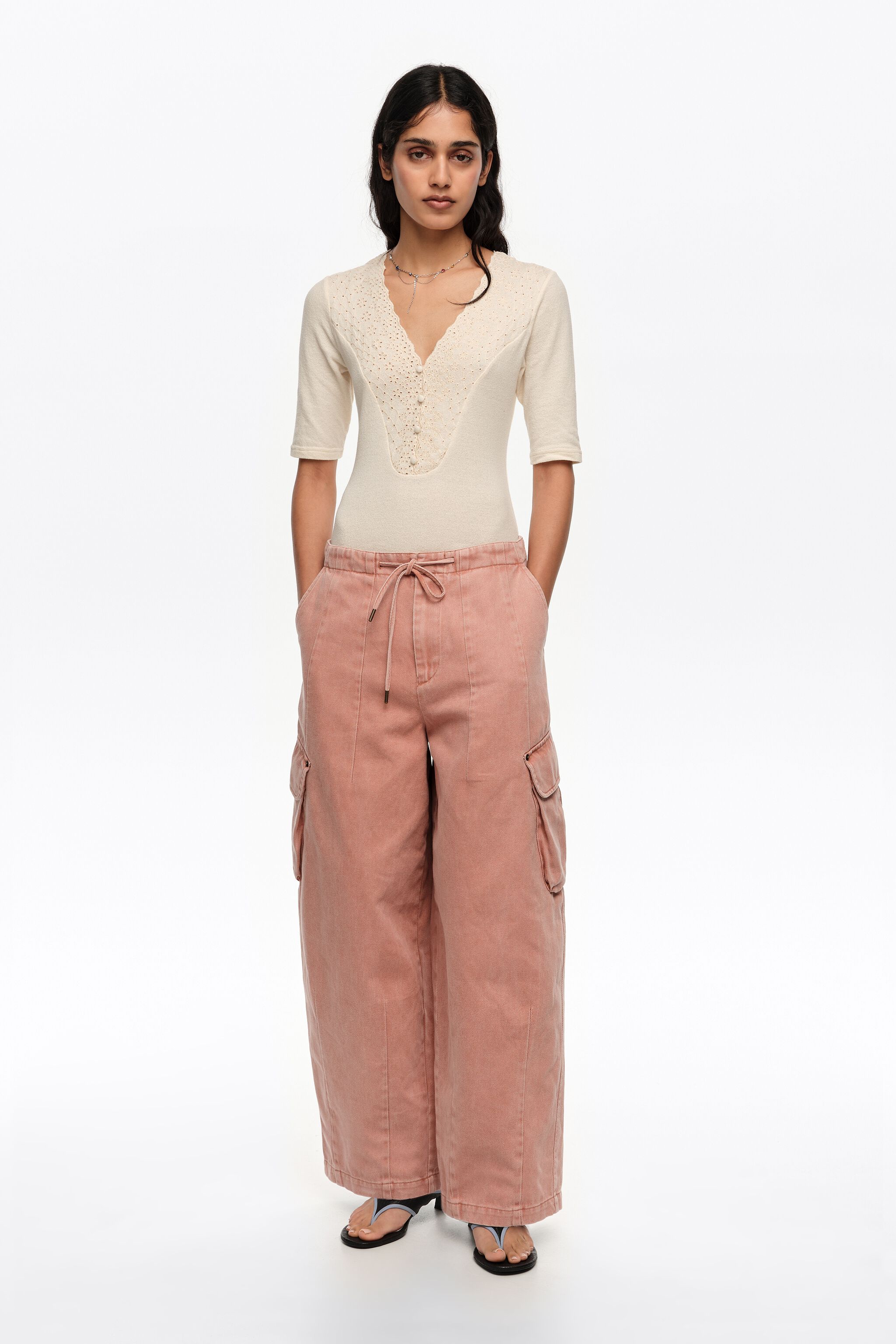 Pantalones de mezclilla tipo cargador con color melocotón