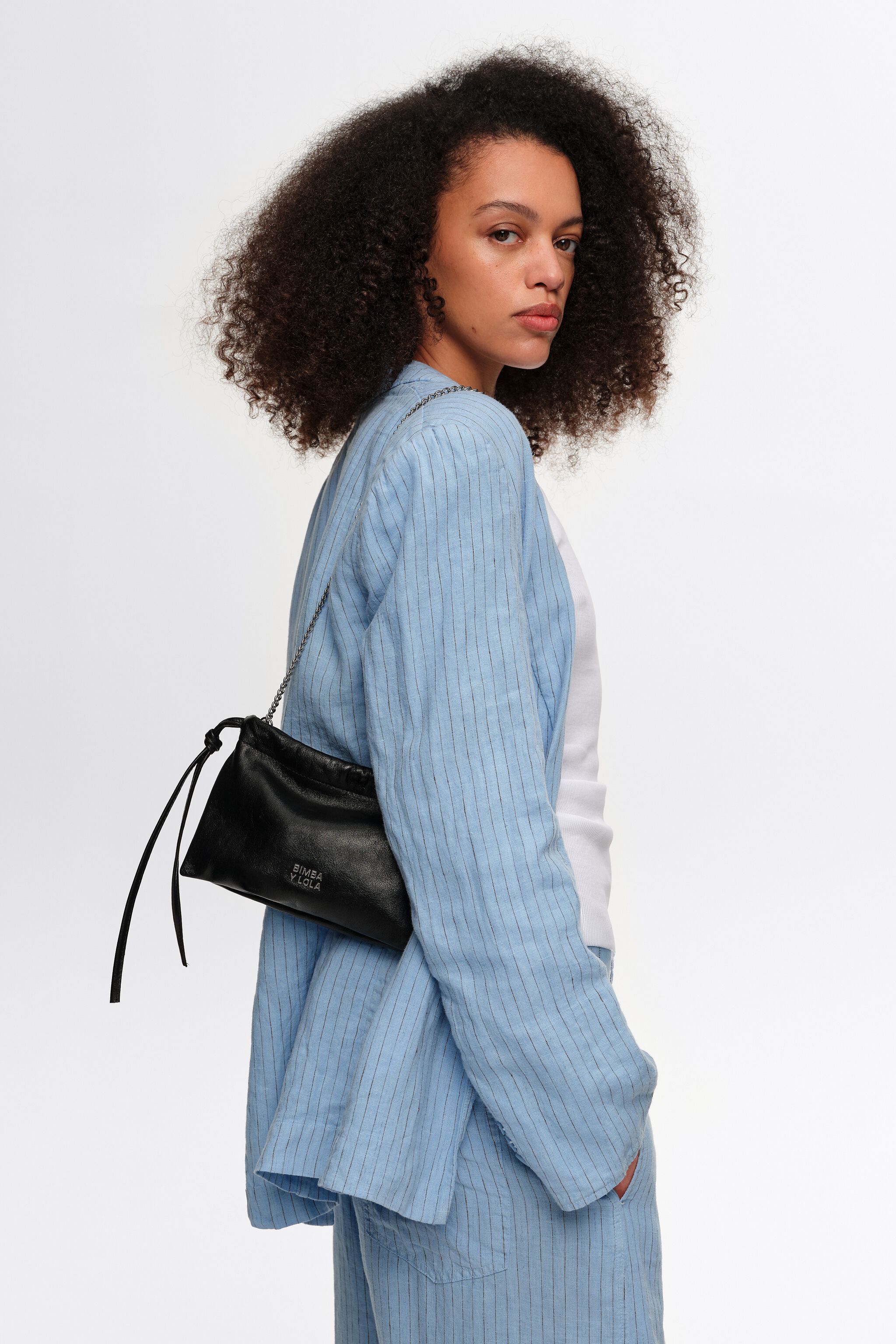 Bolso de mano pequeño de cuero negro