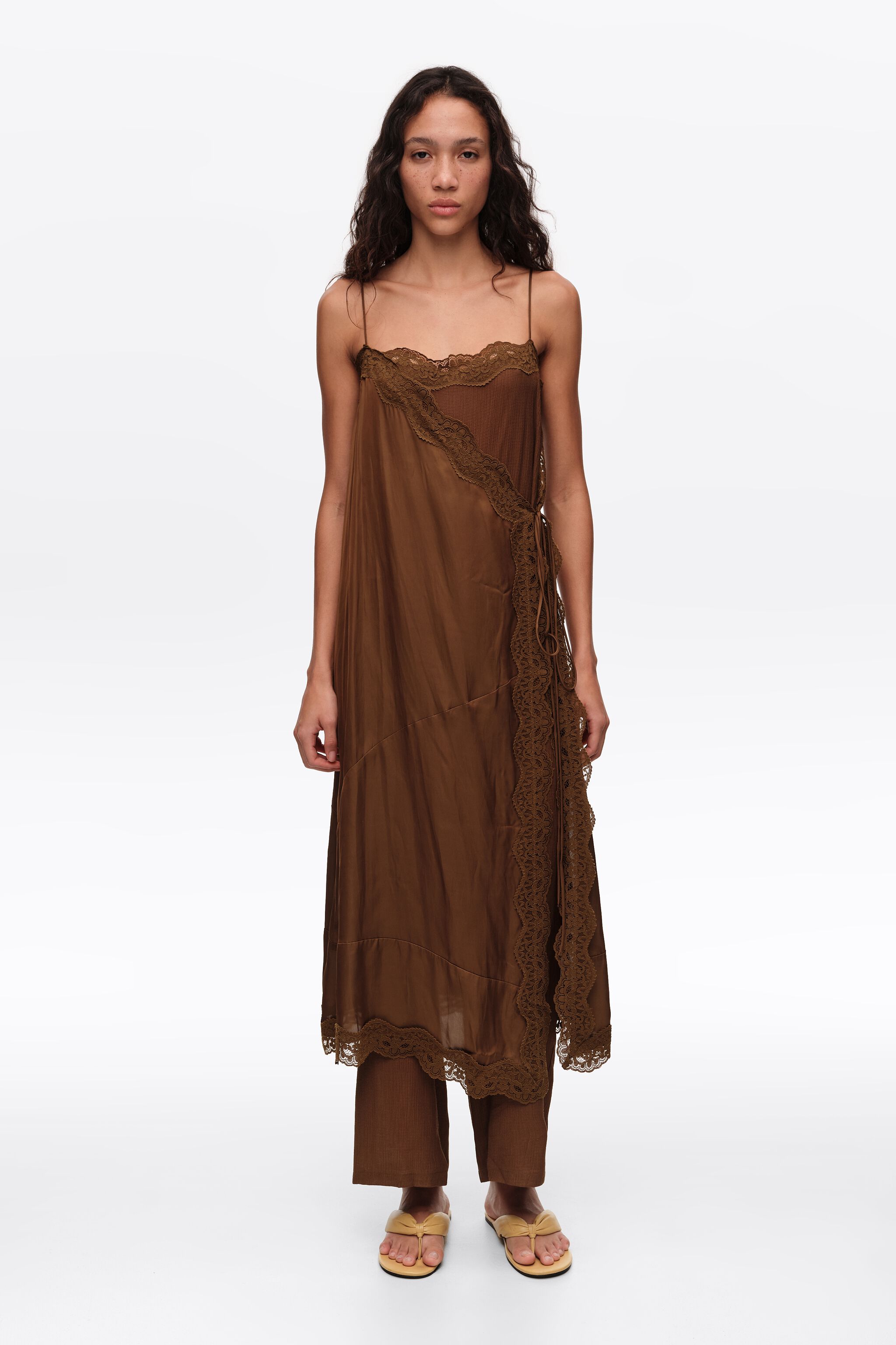 Falda-pantalón de encaje de oliva oscuro