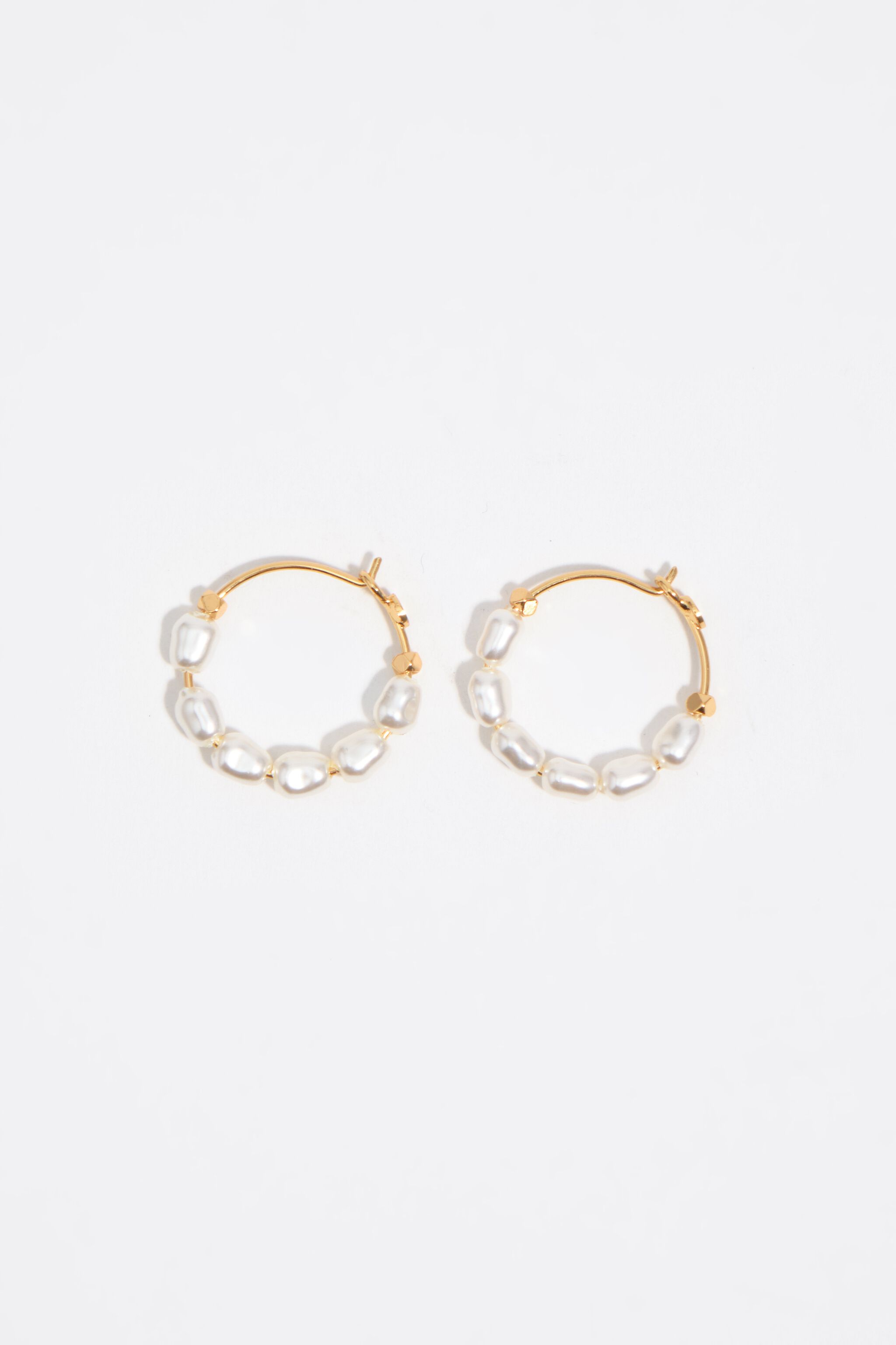 Aretes de aro dorado con perlas y cadenas