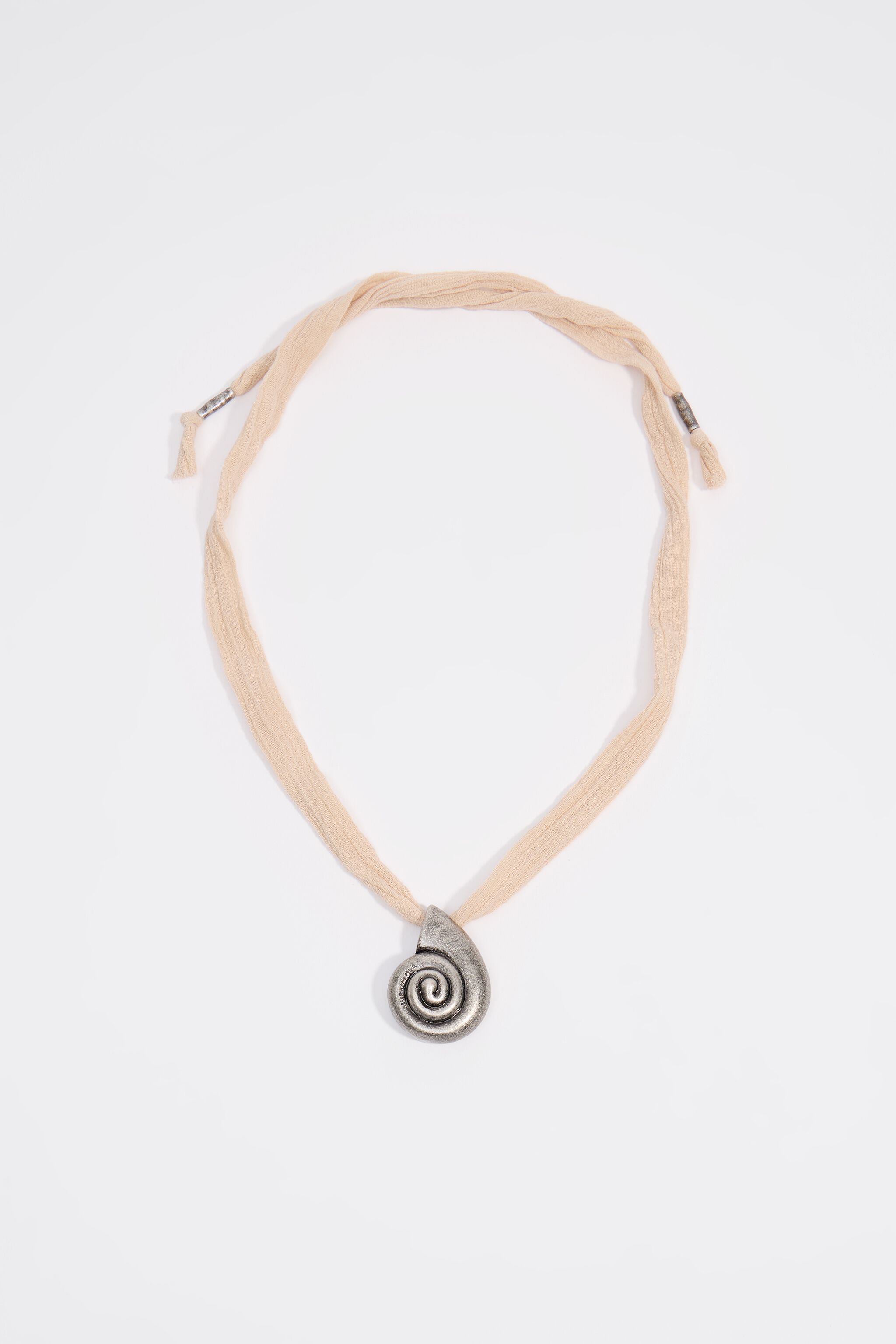 Collar tejido nude con concha de mar de plata envejecida