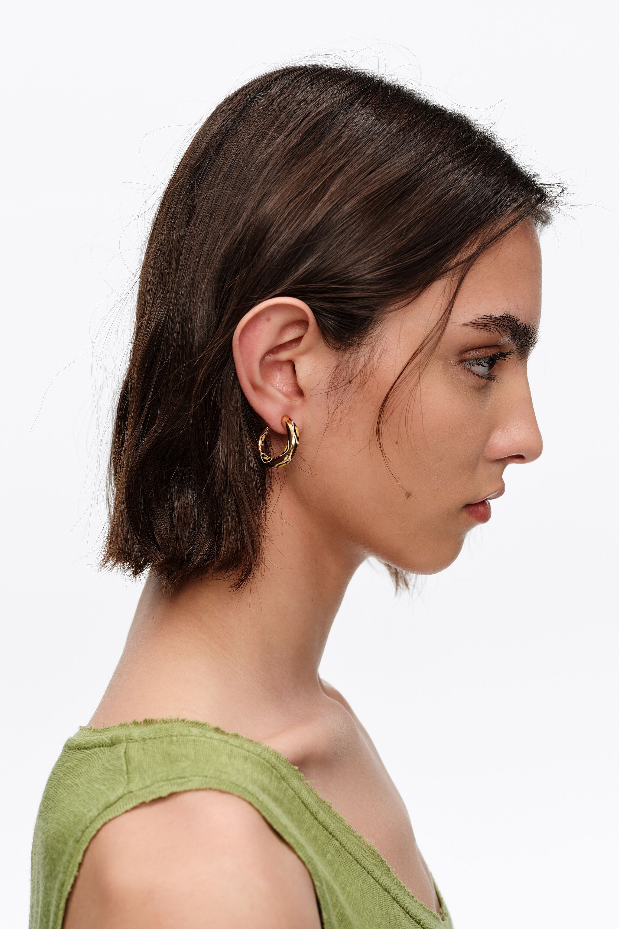 Aretes de aro con esmalte dorado