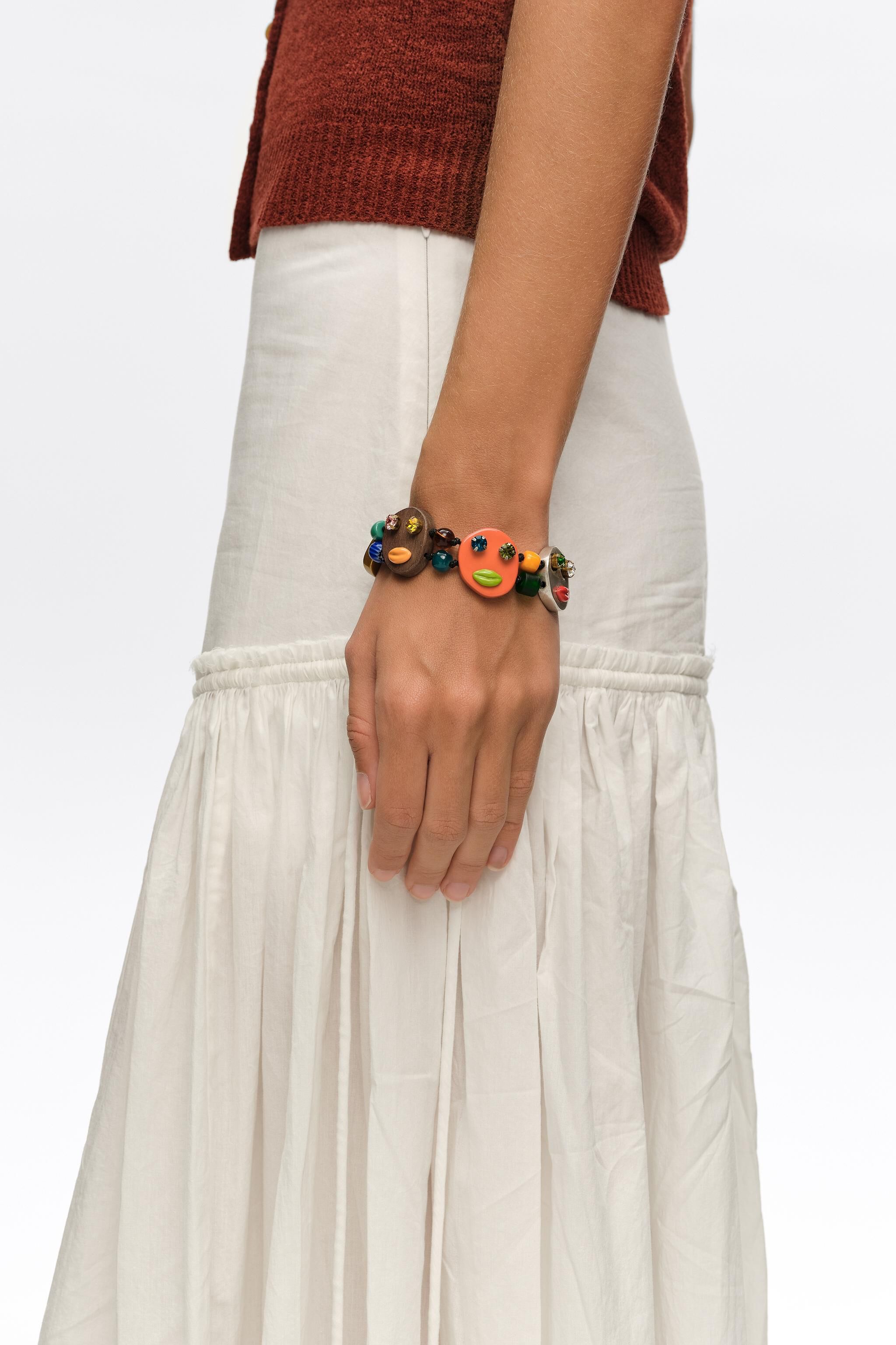 Máscaras multicolor y pulsera de cristal