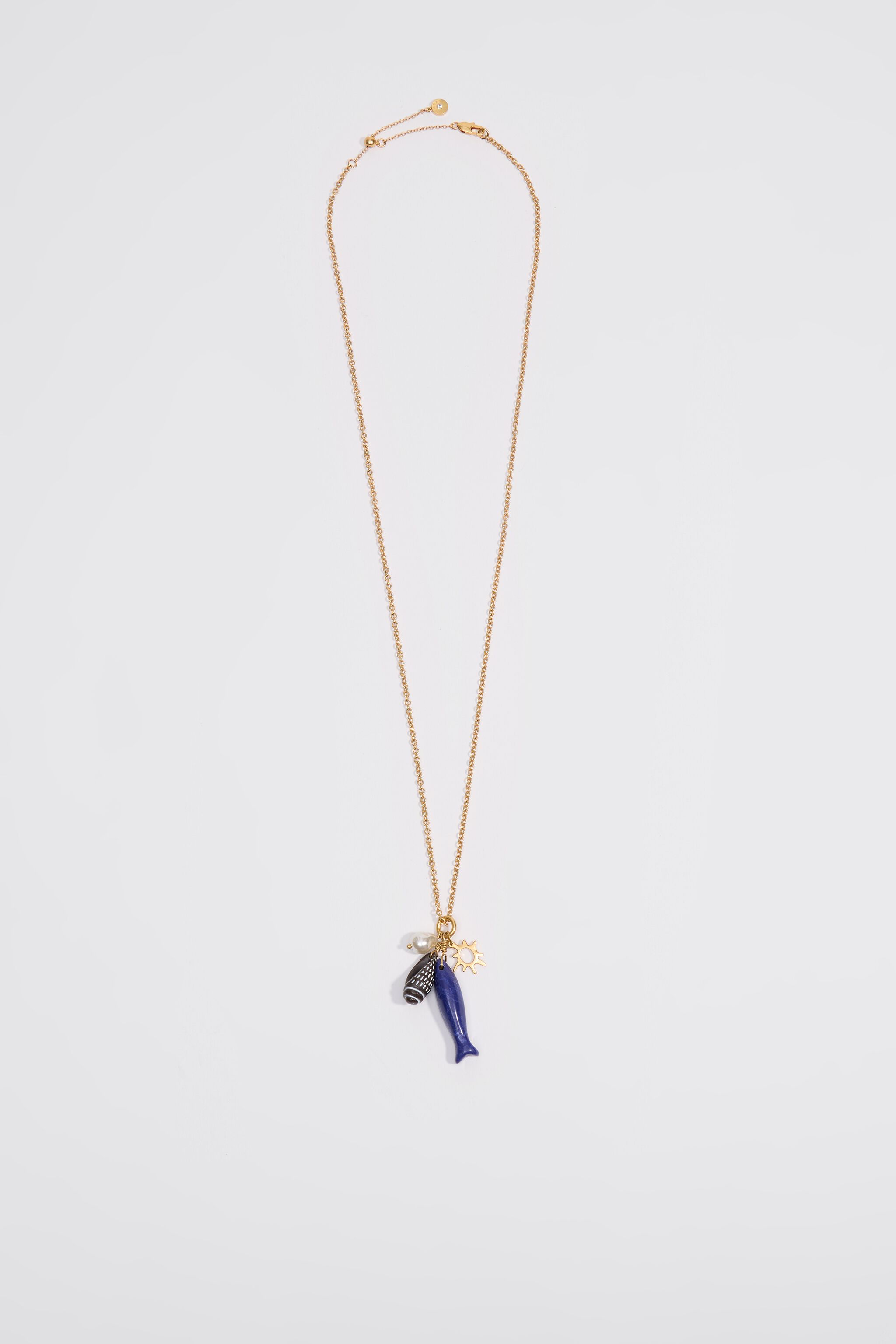 Collar de oro envejecido con pez y conchas marinas