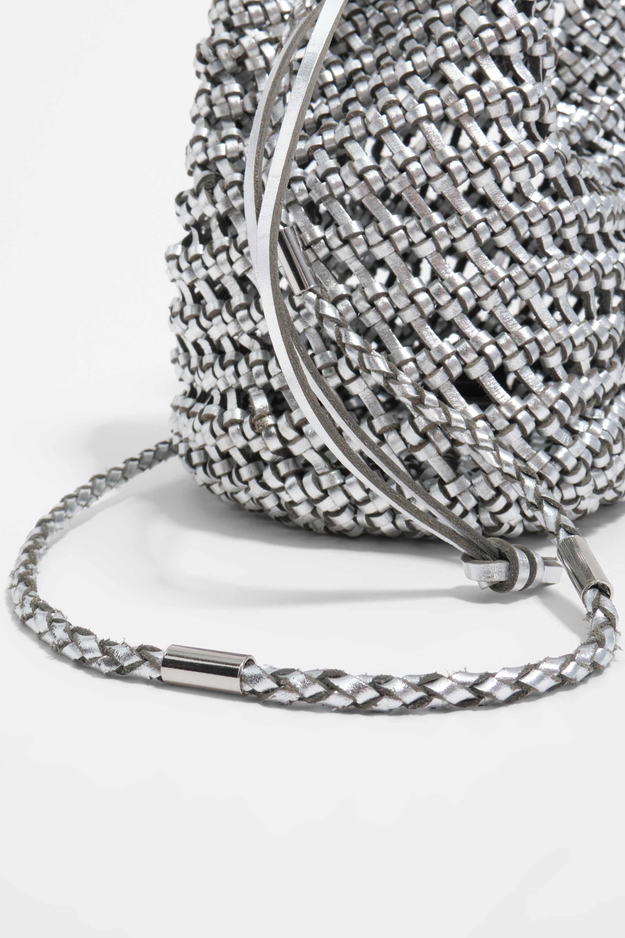 Bolso de cuero trenzado mini plateado