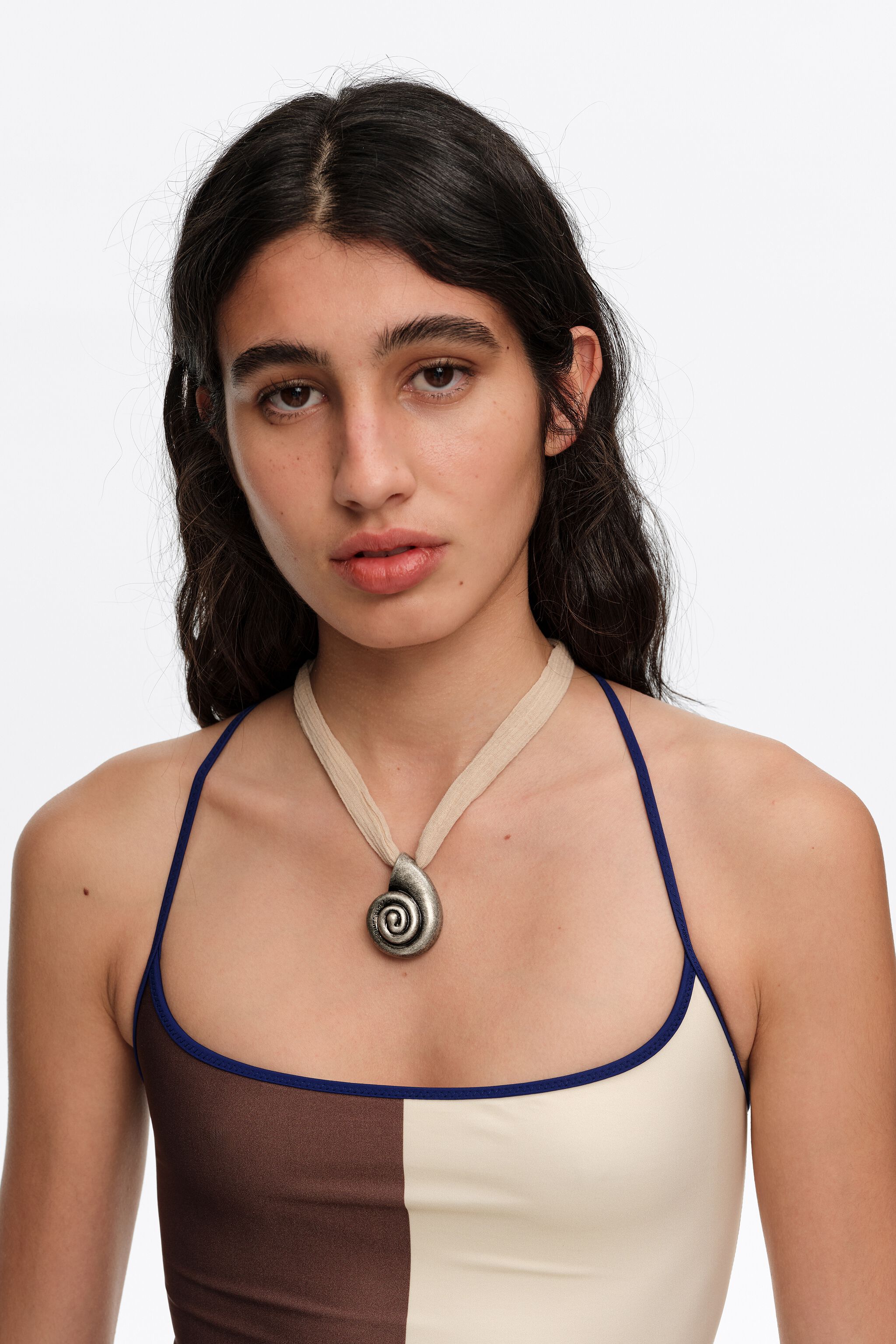Collar tejido nude con concha de mar de plata envejecida