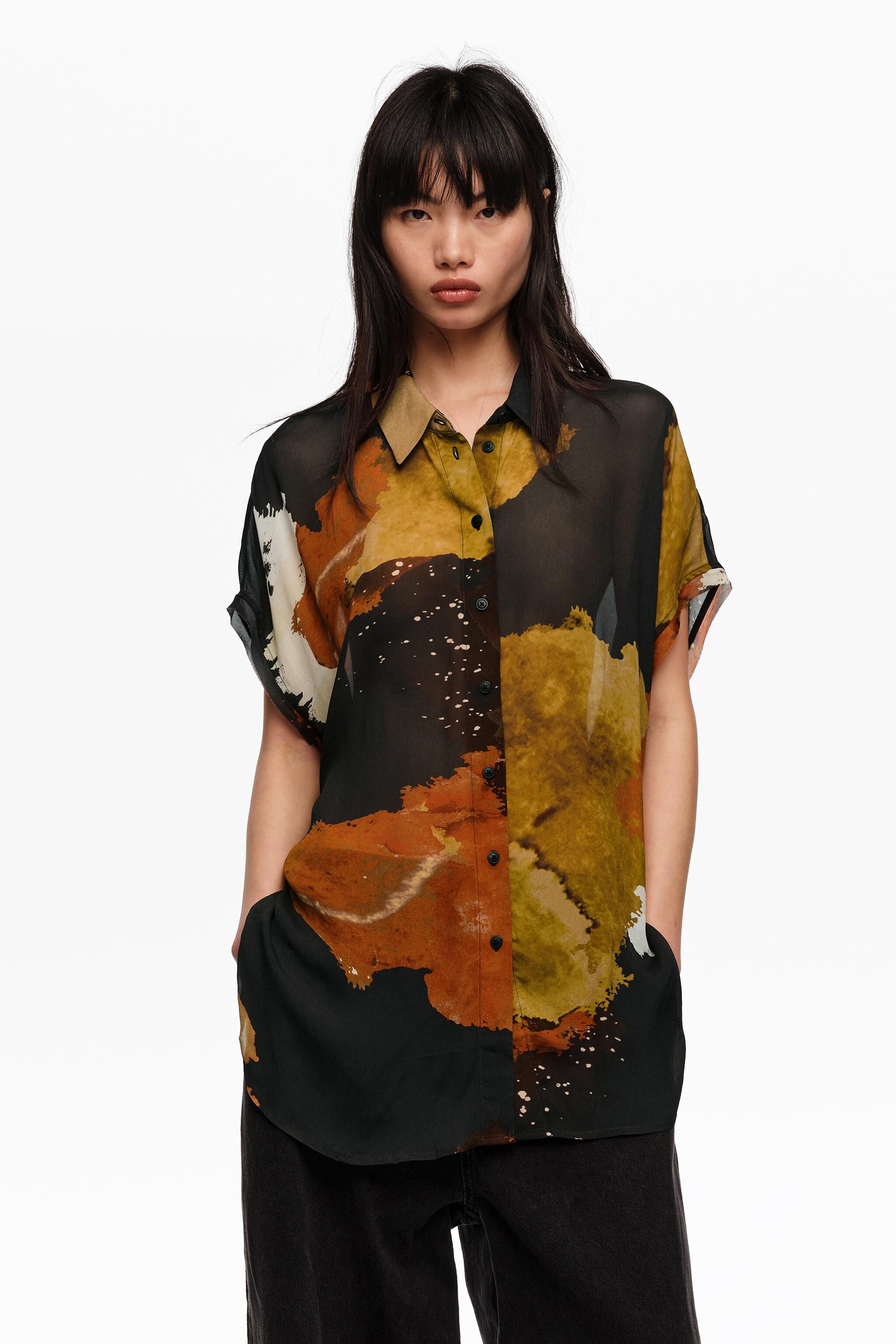 Camisa negra con mangas fluidas