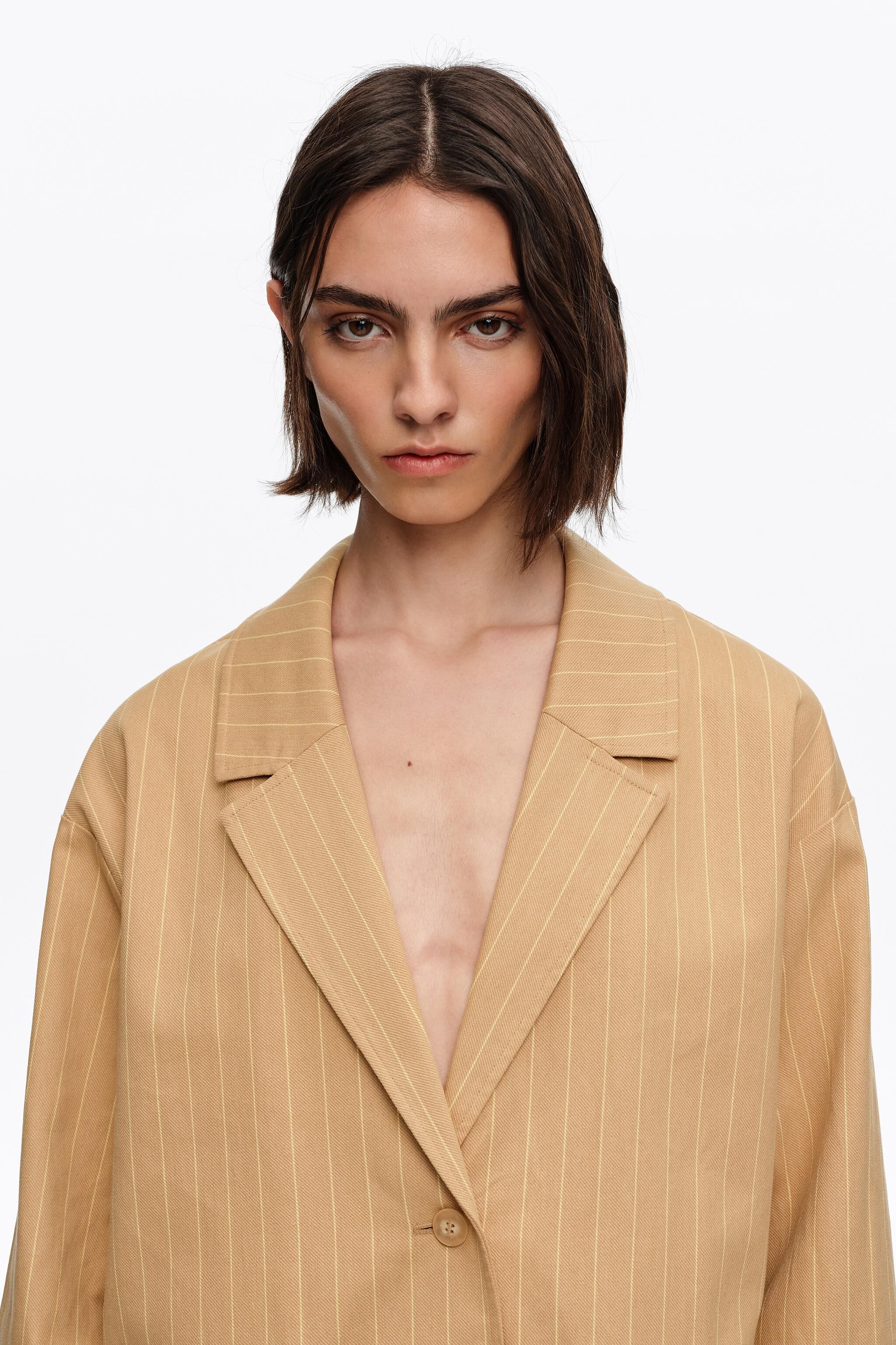 Chaqueta recta entallada con rayas ocre