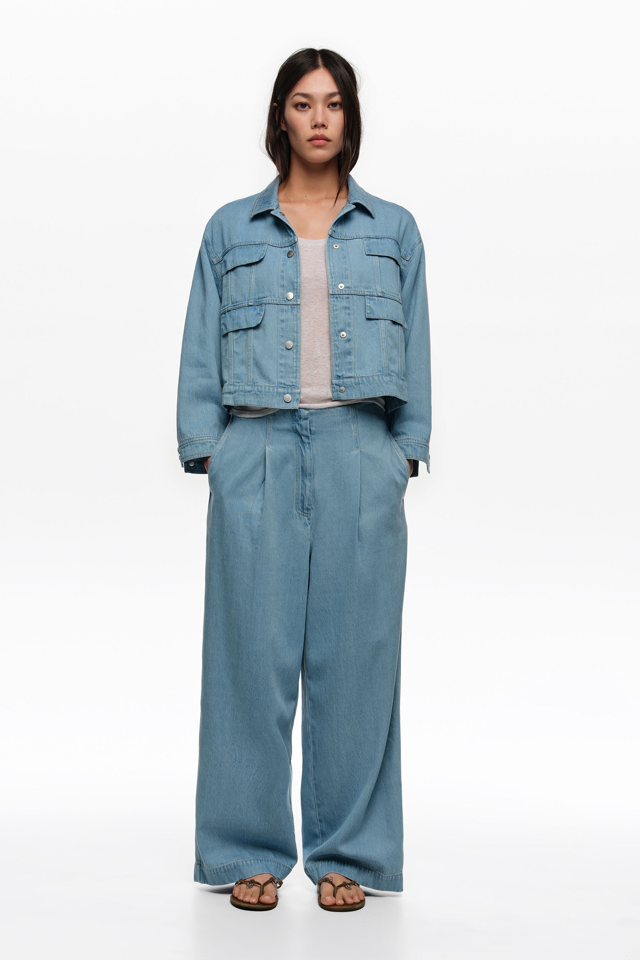 Pantalones rectos de mezcla de denim fluido azul claro con pliegues