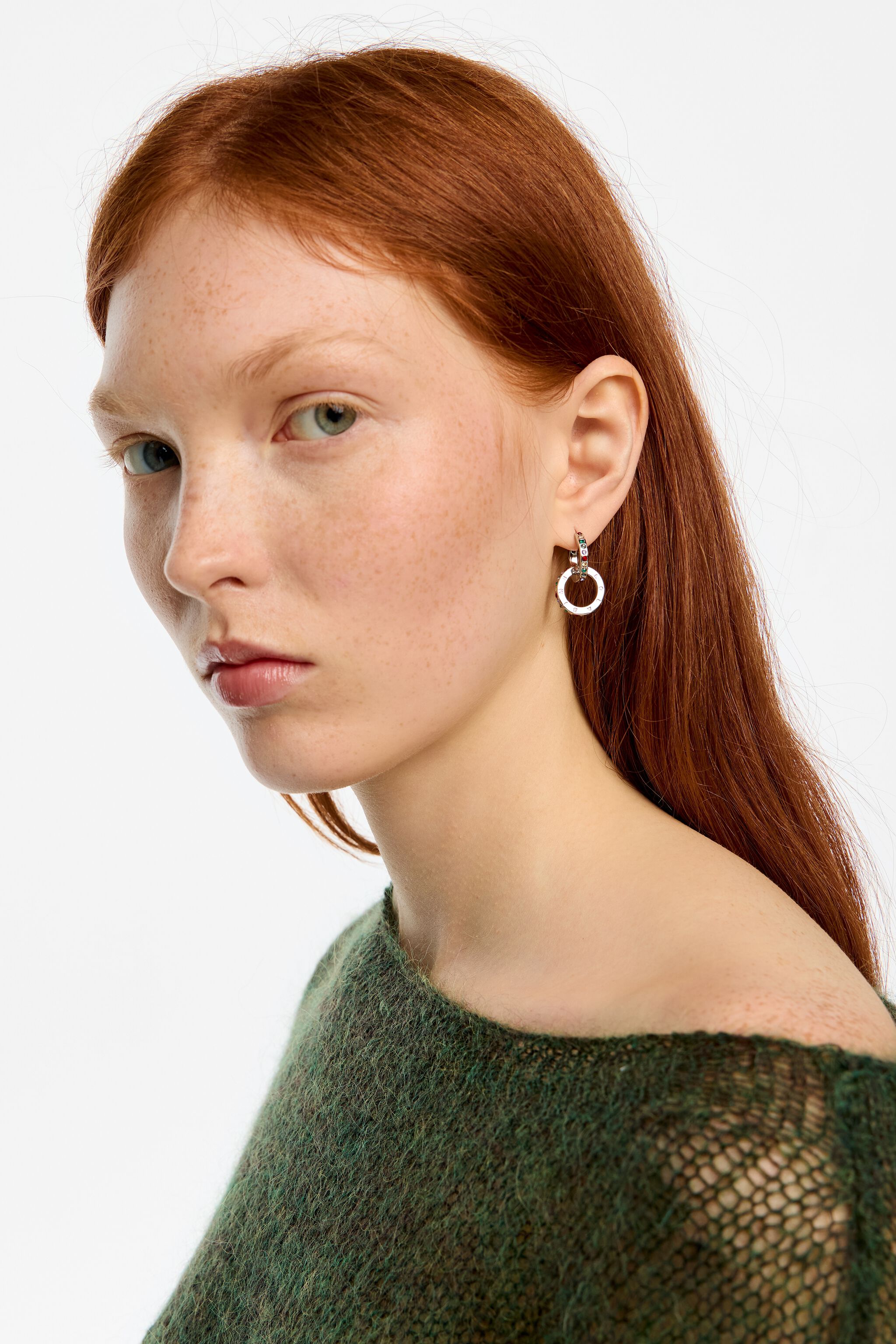 Pendientes de aro doble con logotipo plateado