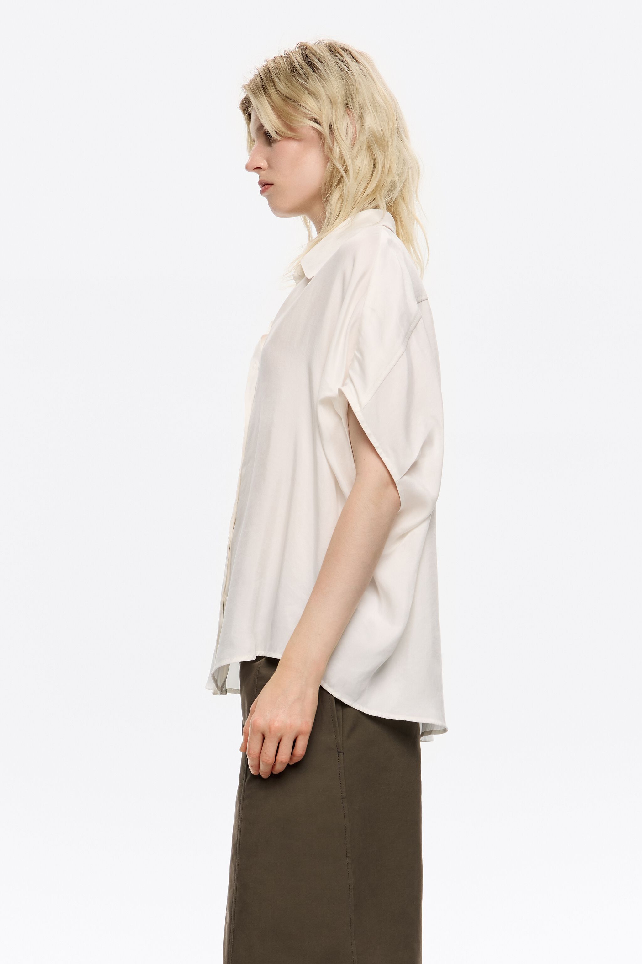 Camisa con capa fluida en marfil