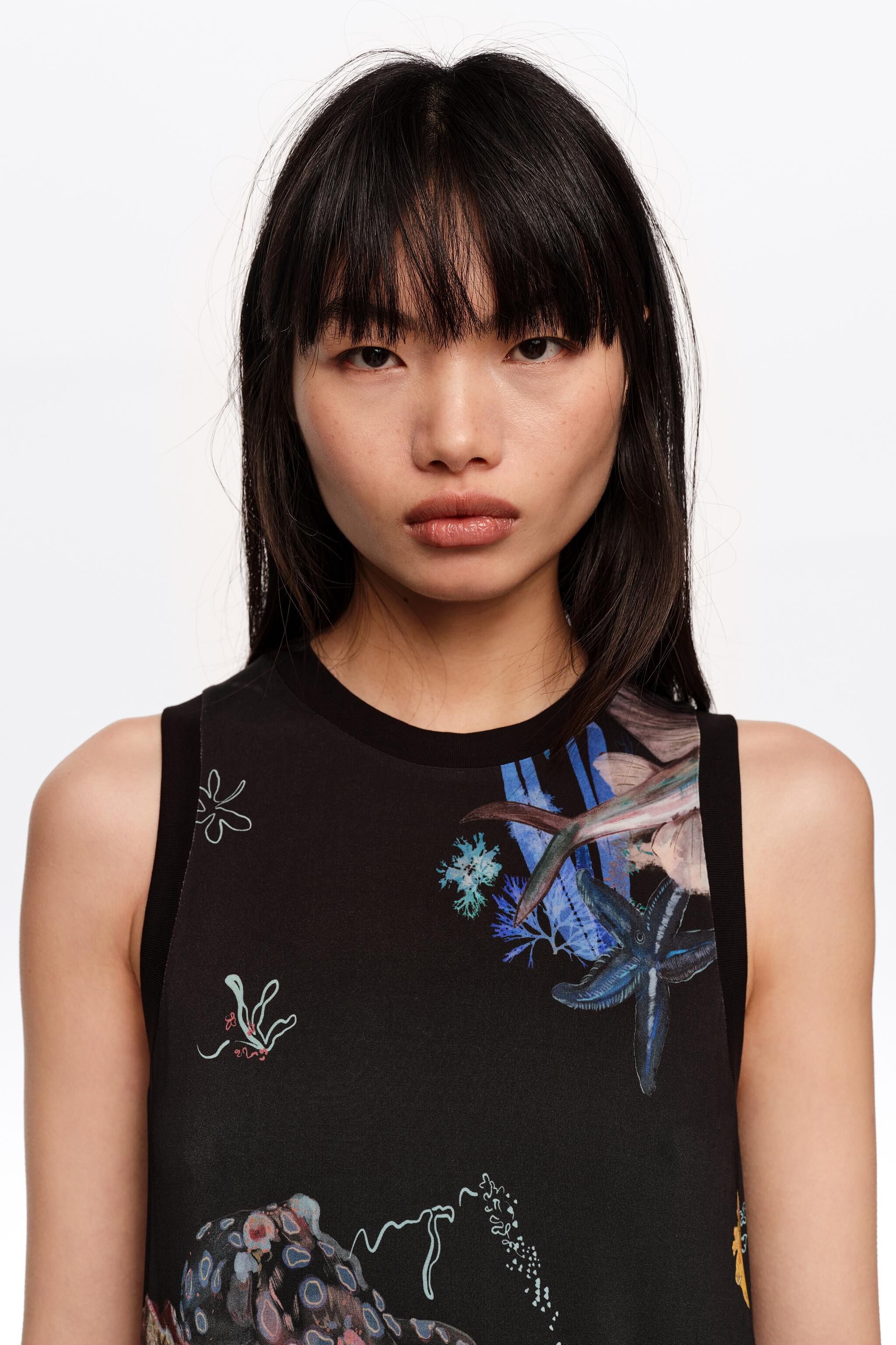 Vestido de camiseta sin mangas negro de corte fluido