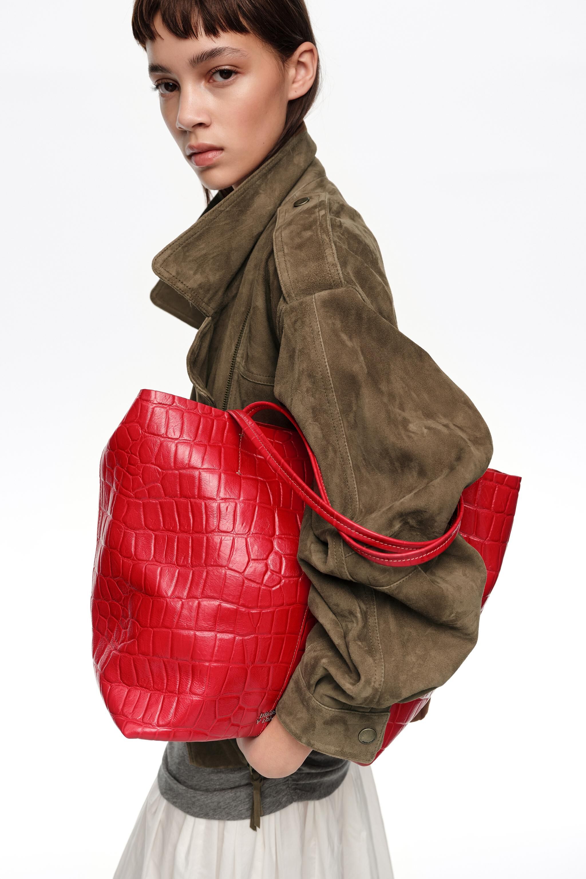 Bolso de mano de cuero grande en rojo con estampado de cocodrilo