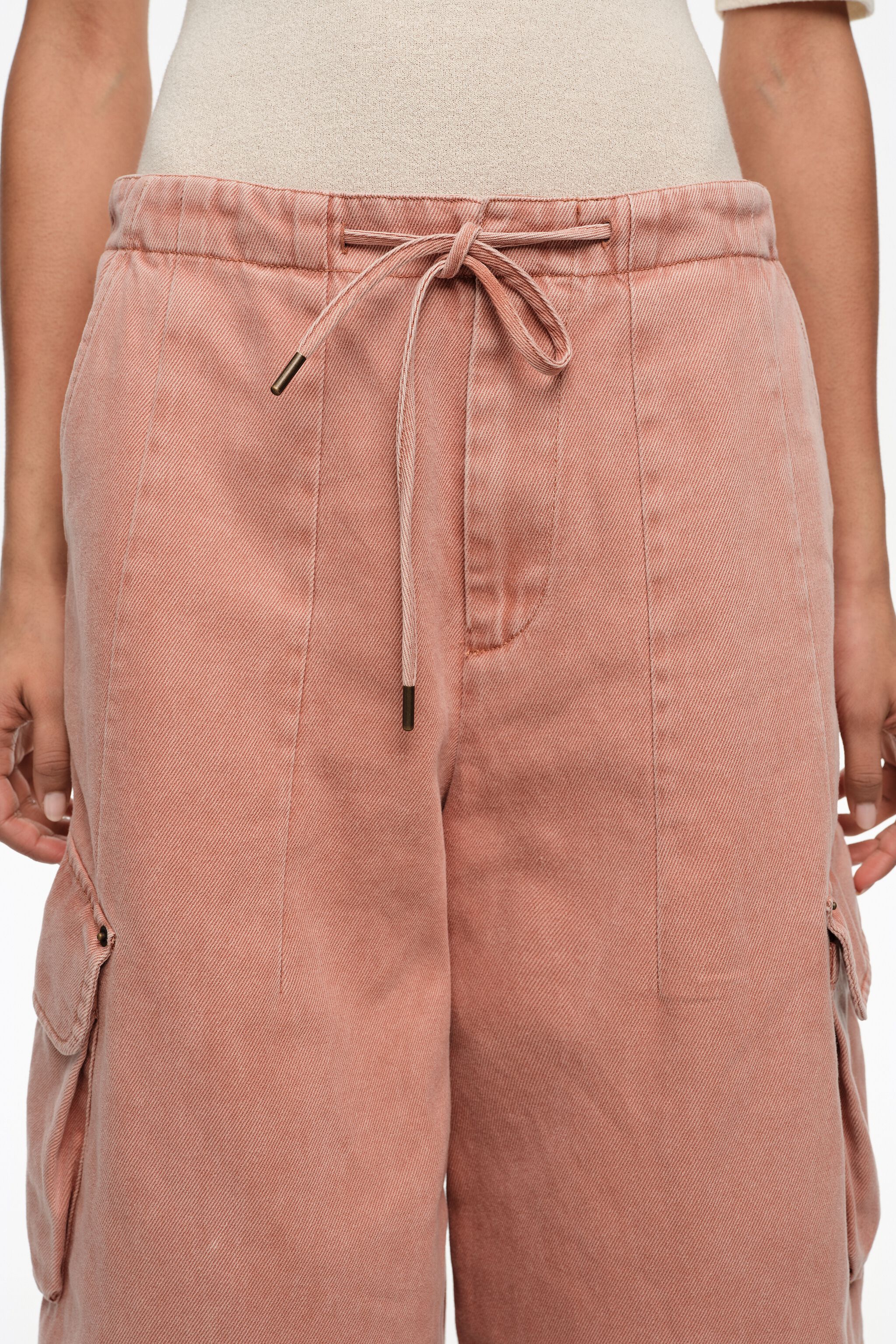 Pantalones de mezclilla tipo cargo con color melocotón