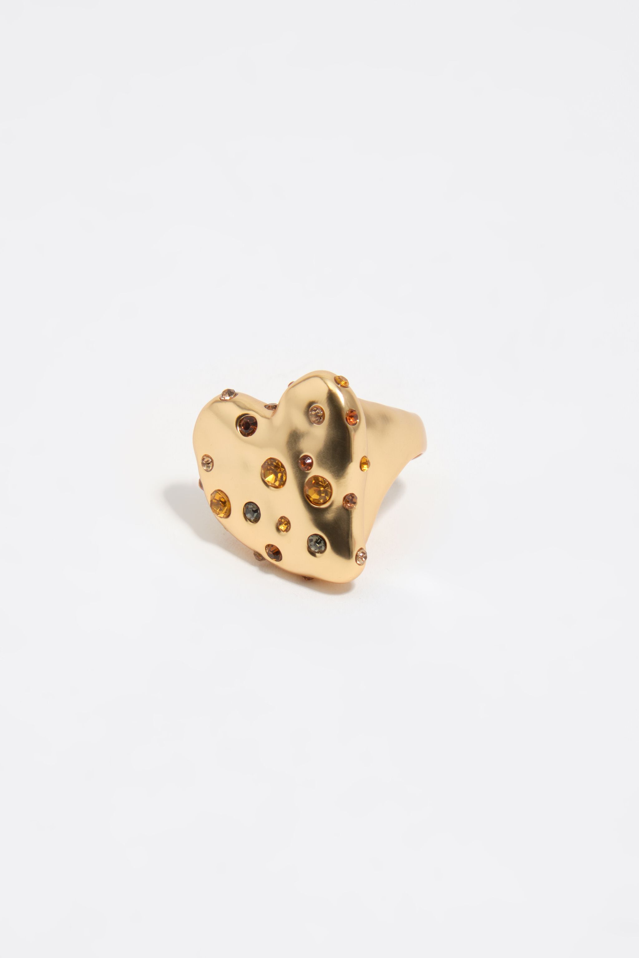 Anillo de cristales con forma de corazón texturizado en dorado mate