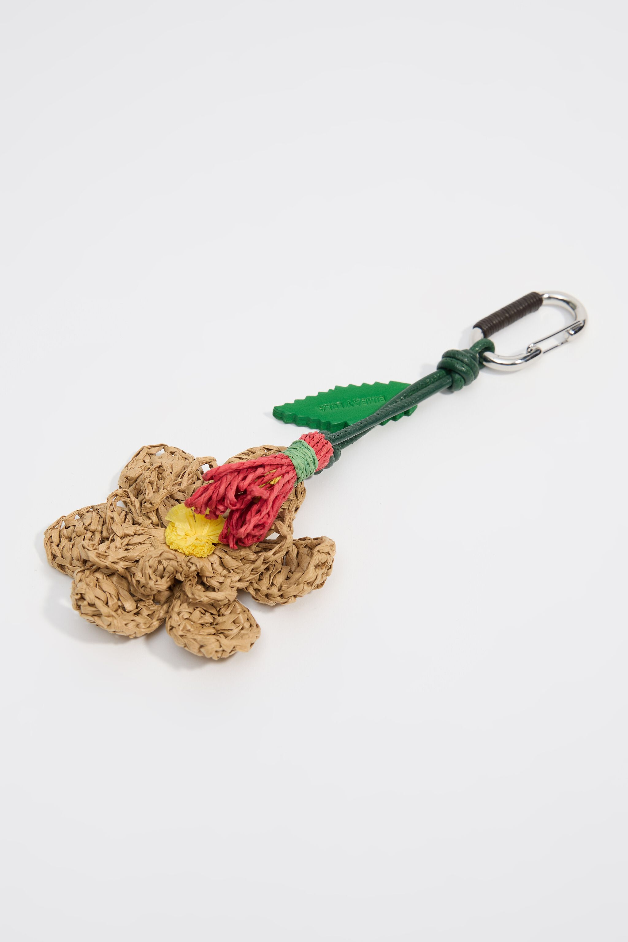 Llavero de papel rafia con flores