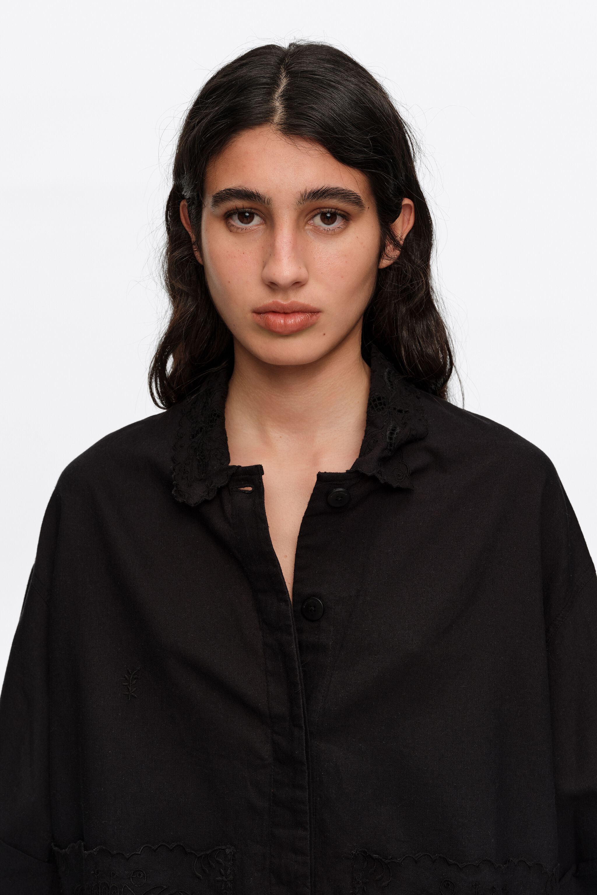 Chaqueta recta con bordado negro