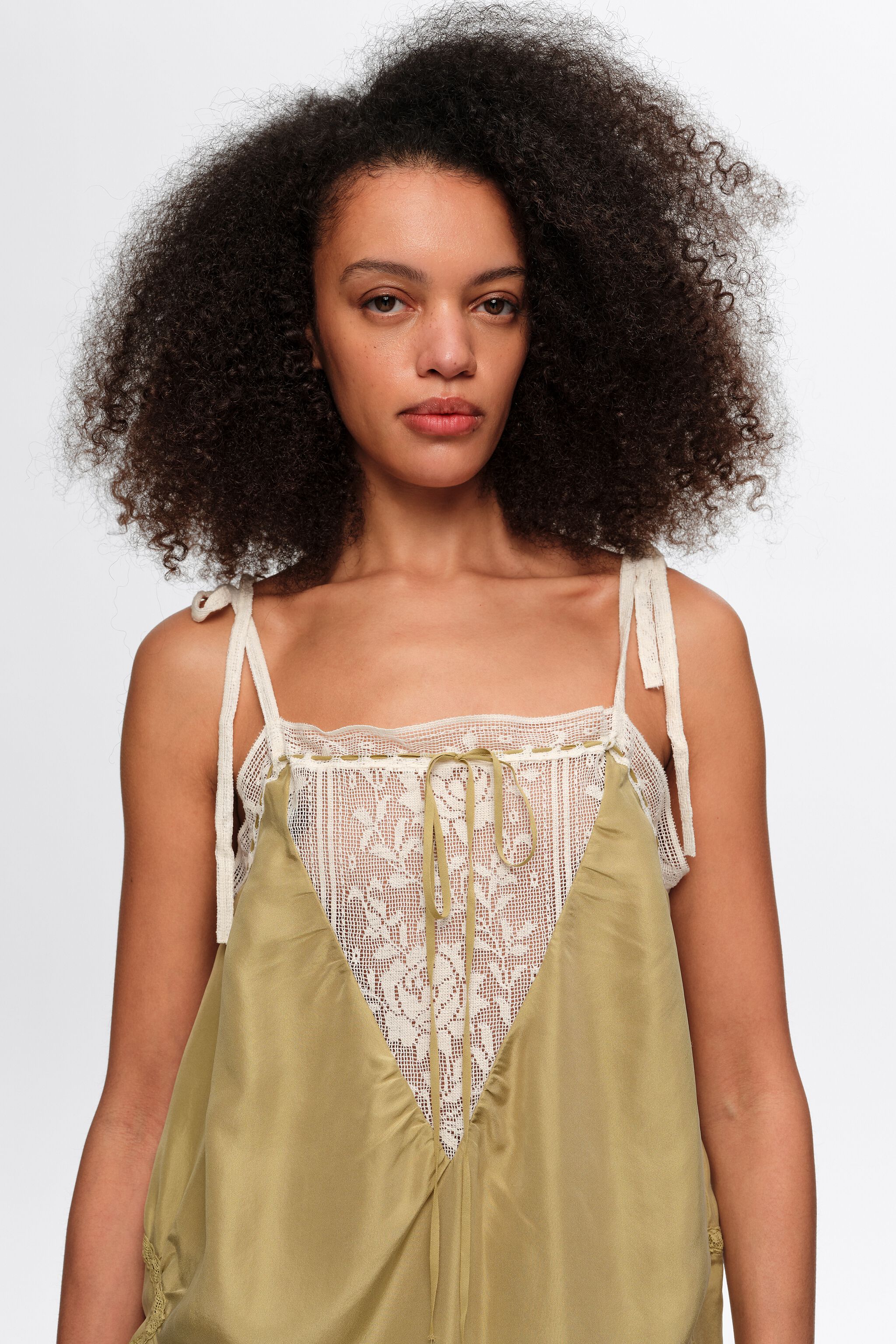 Vestido corto de seda verde con tirantes