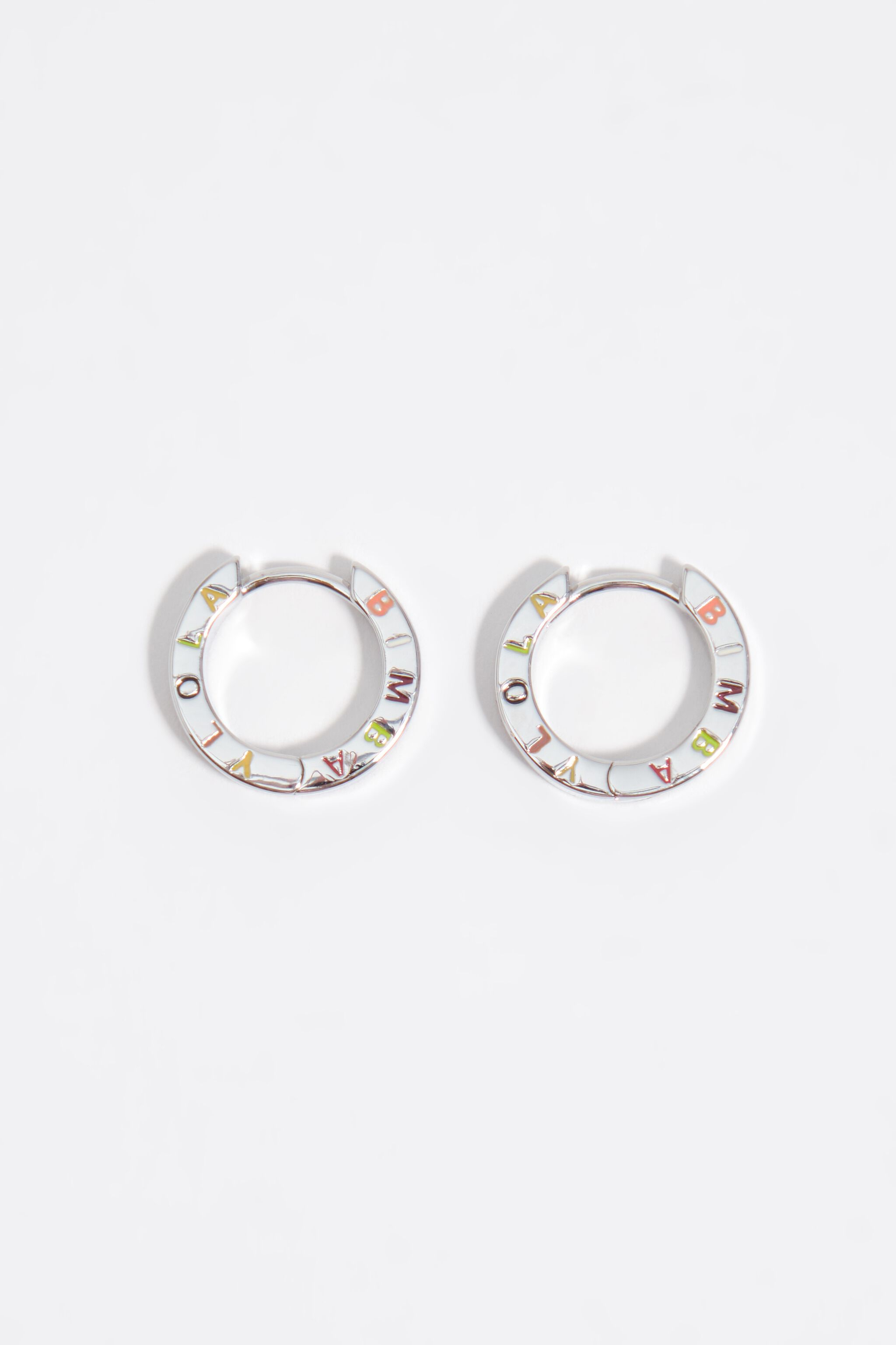 Aretes de aro con logotipo plateado