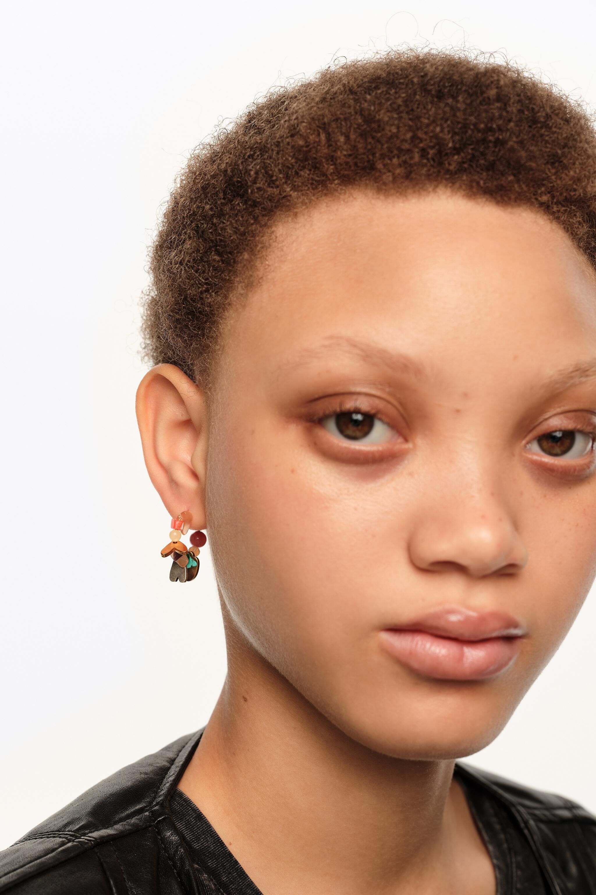 Aretes de aro con silueta metálica y piedras multicolor