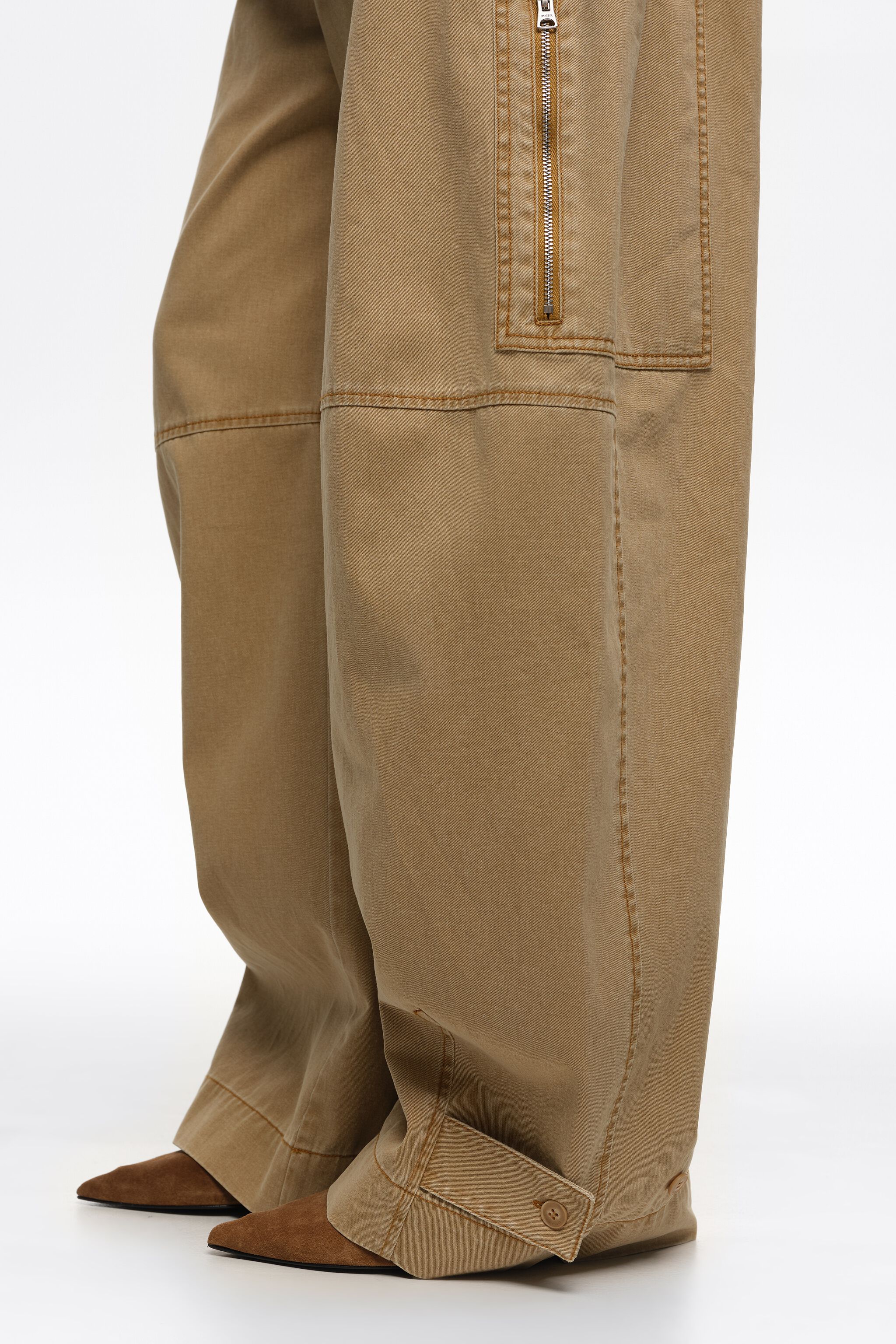 Zapato de tacón medio de ante marrón