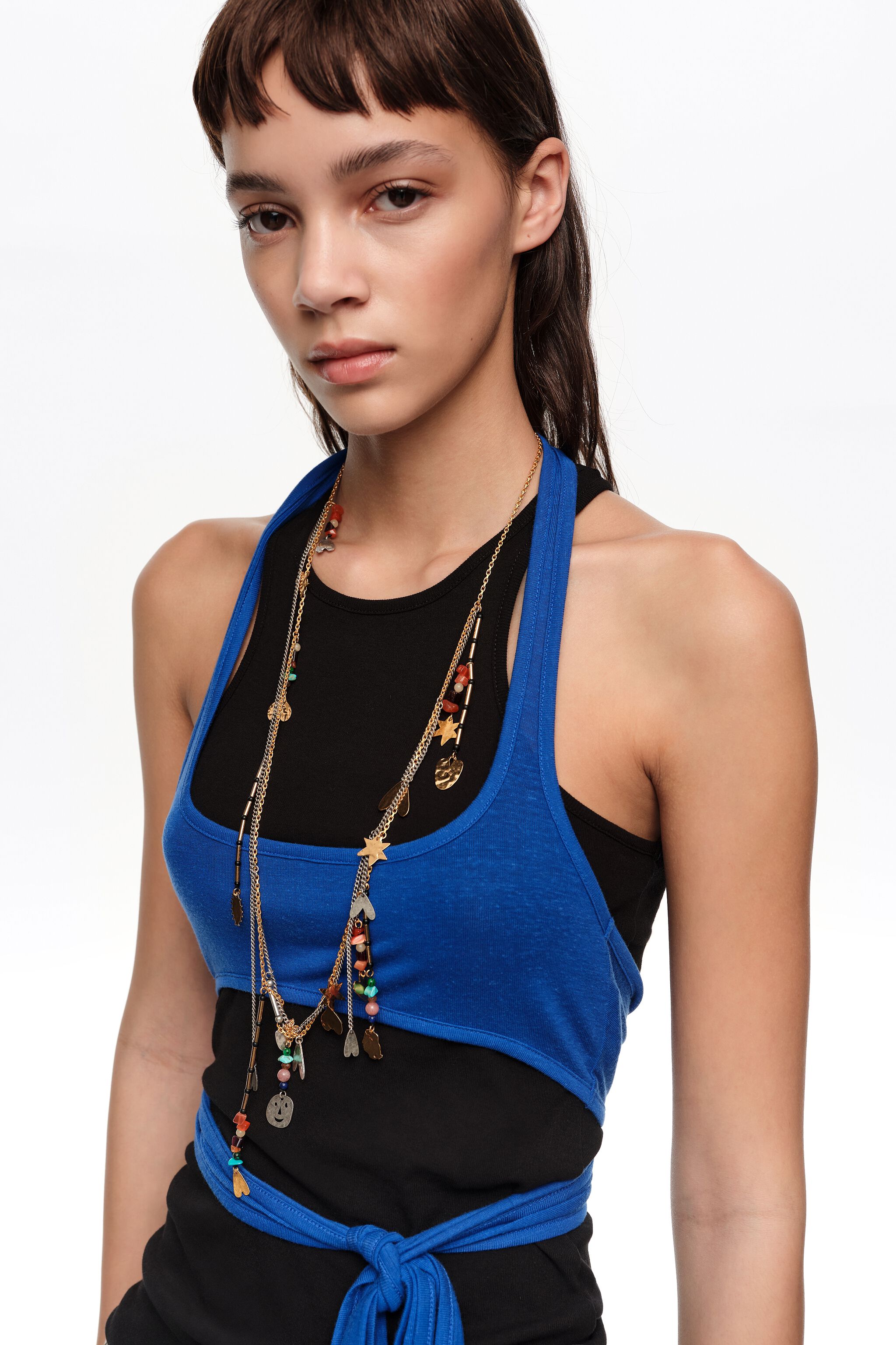 Collar con siluetas metálicas y piedras multicolor