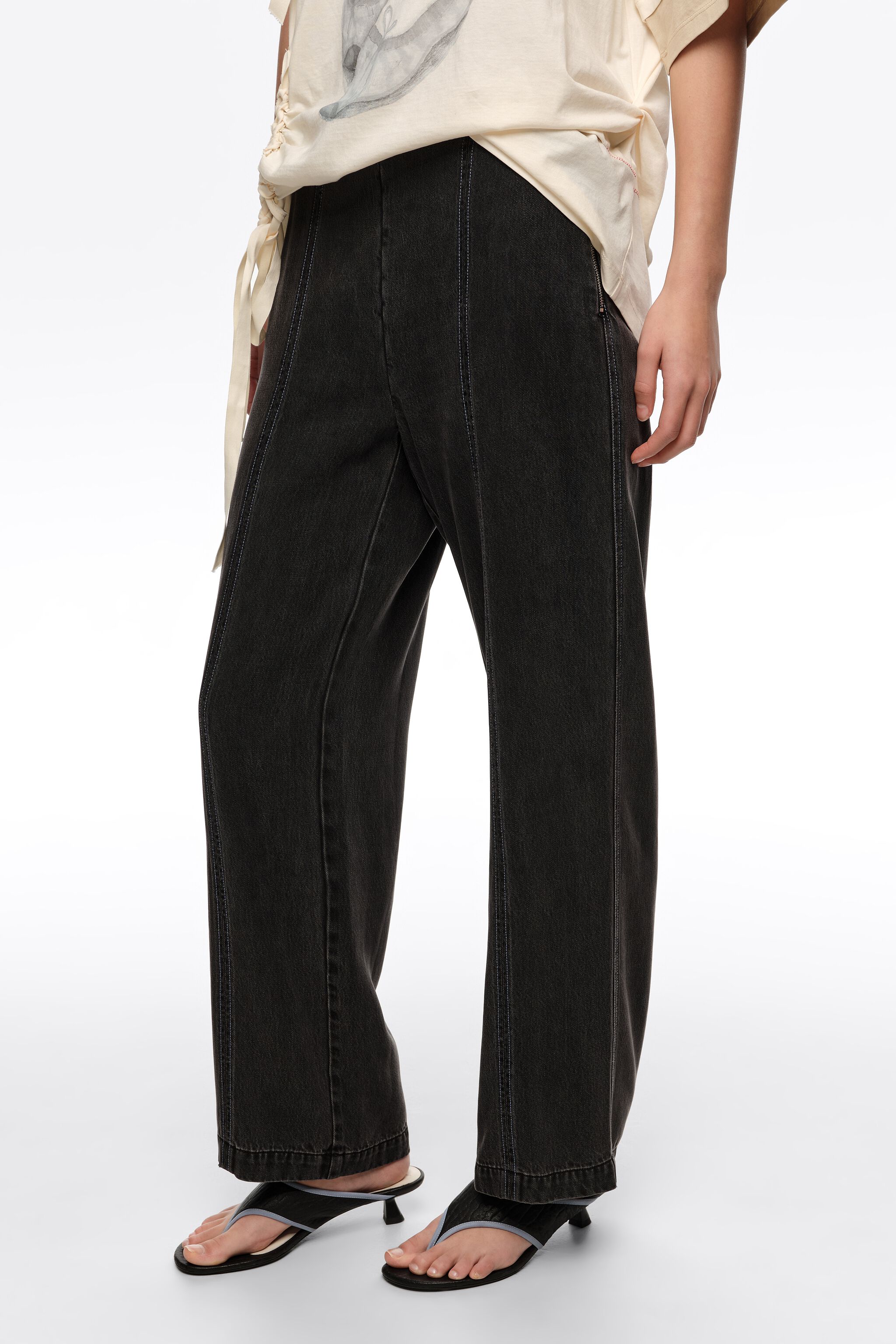 Pantalones rectos lavados negros con puntadas decorativas