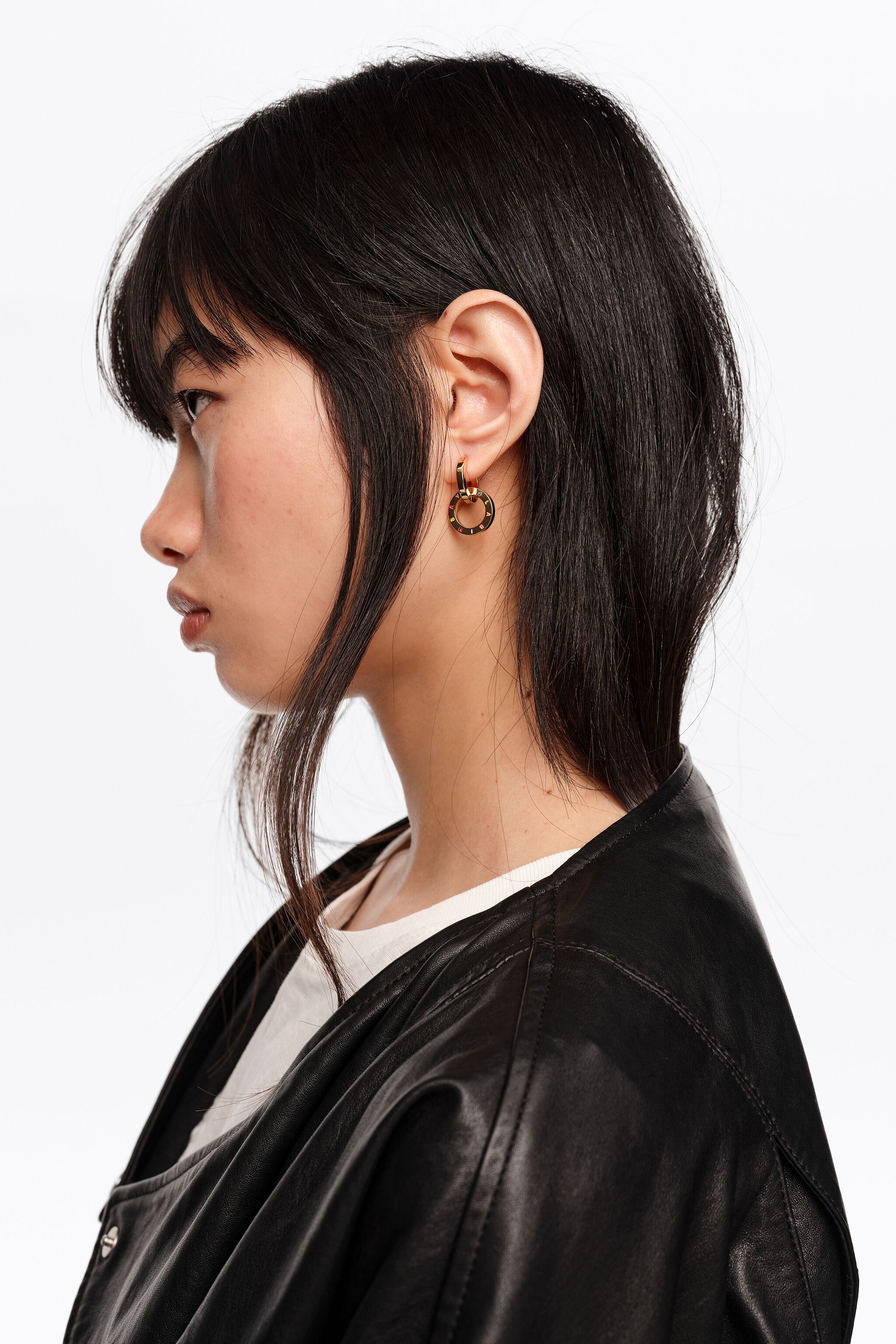 Aretes de doble aro con logotipo dorado