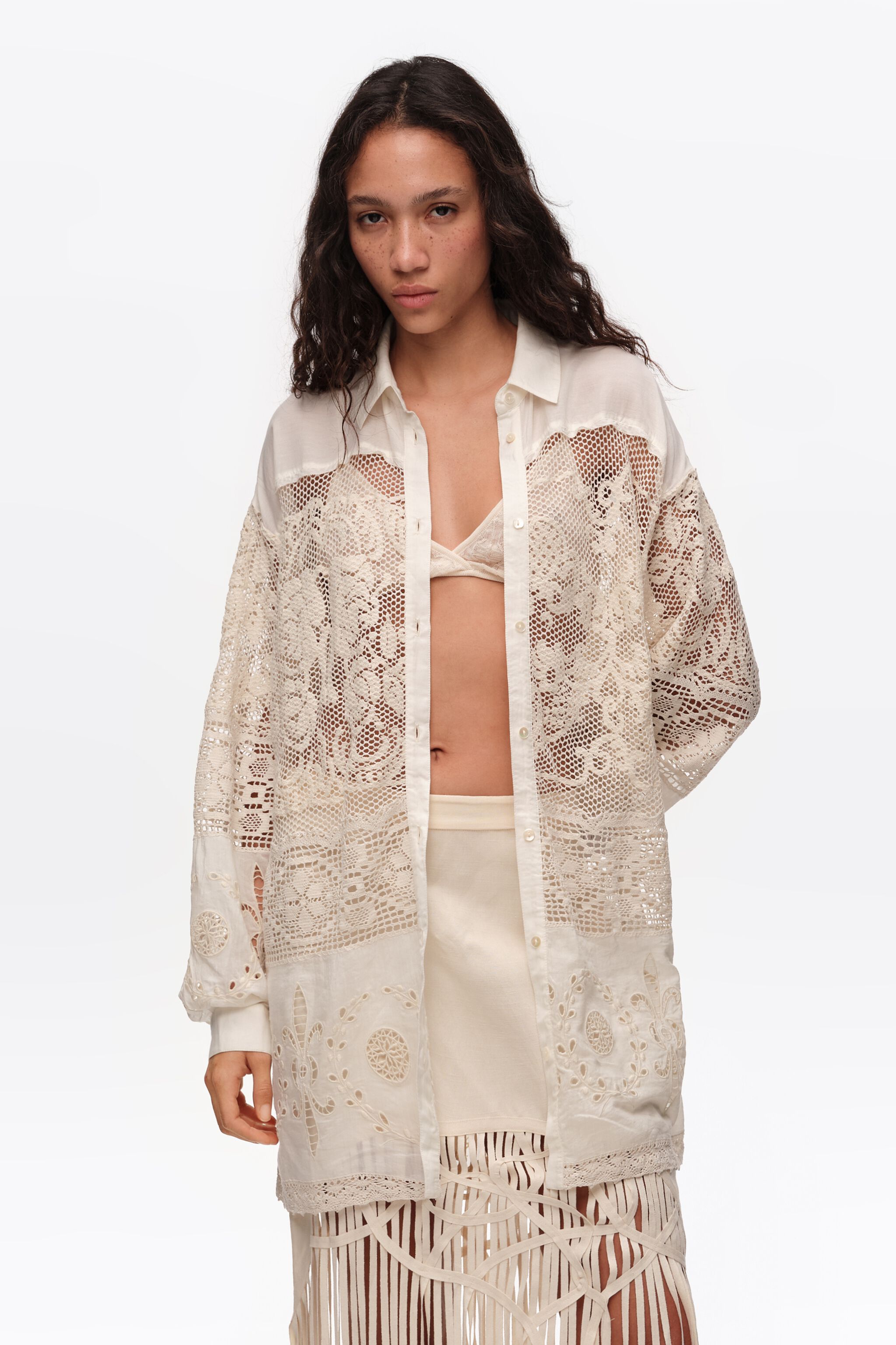 Camisa oversize de encaje ecru con parches